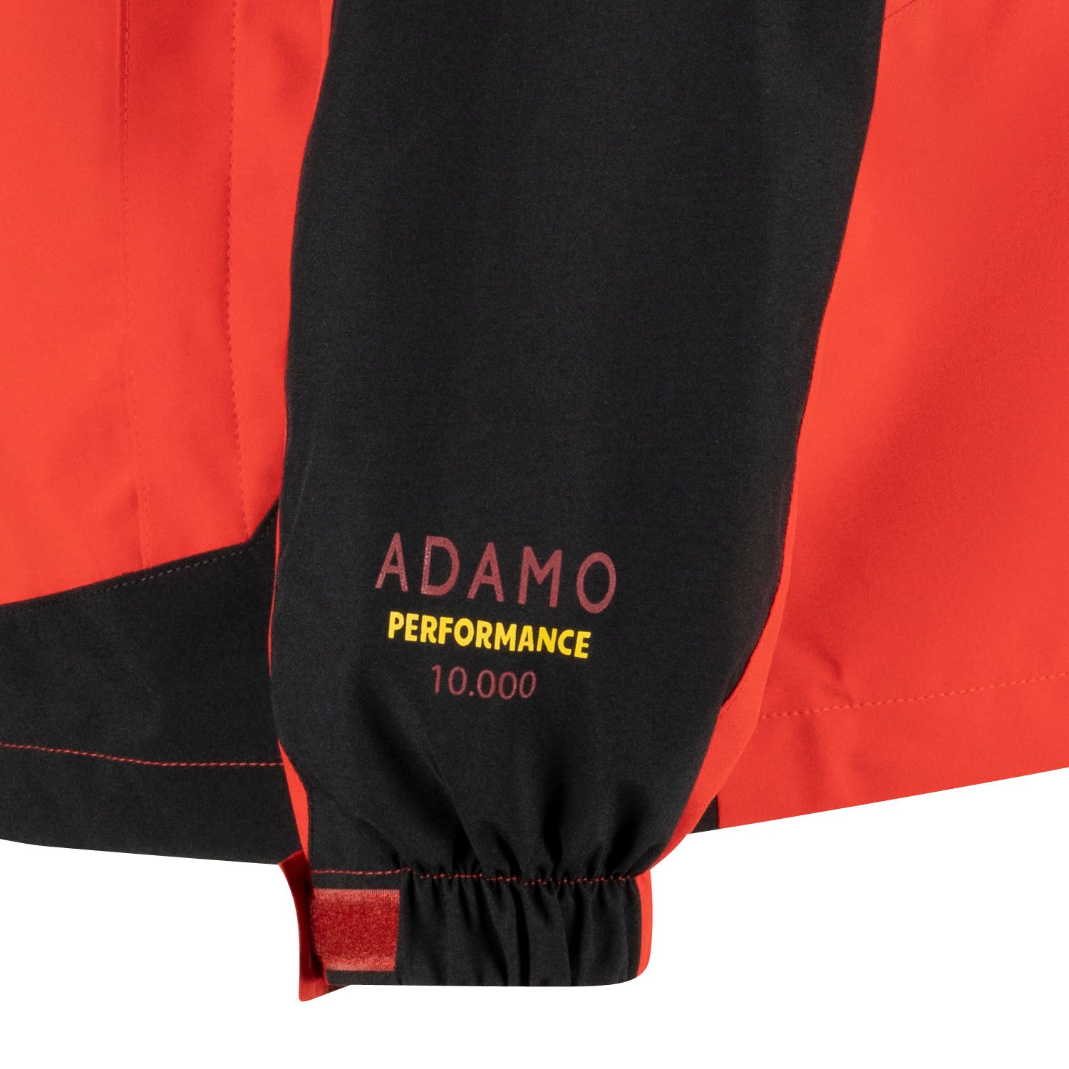 Detailansicht Ärmels ADAMO Herren 3in1 Jacke "Alaska" in Rot-Schwarz mit Schriftzug „ADAMO PERFORMANCE 10.000“ in Übergrößen.