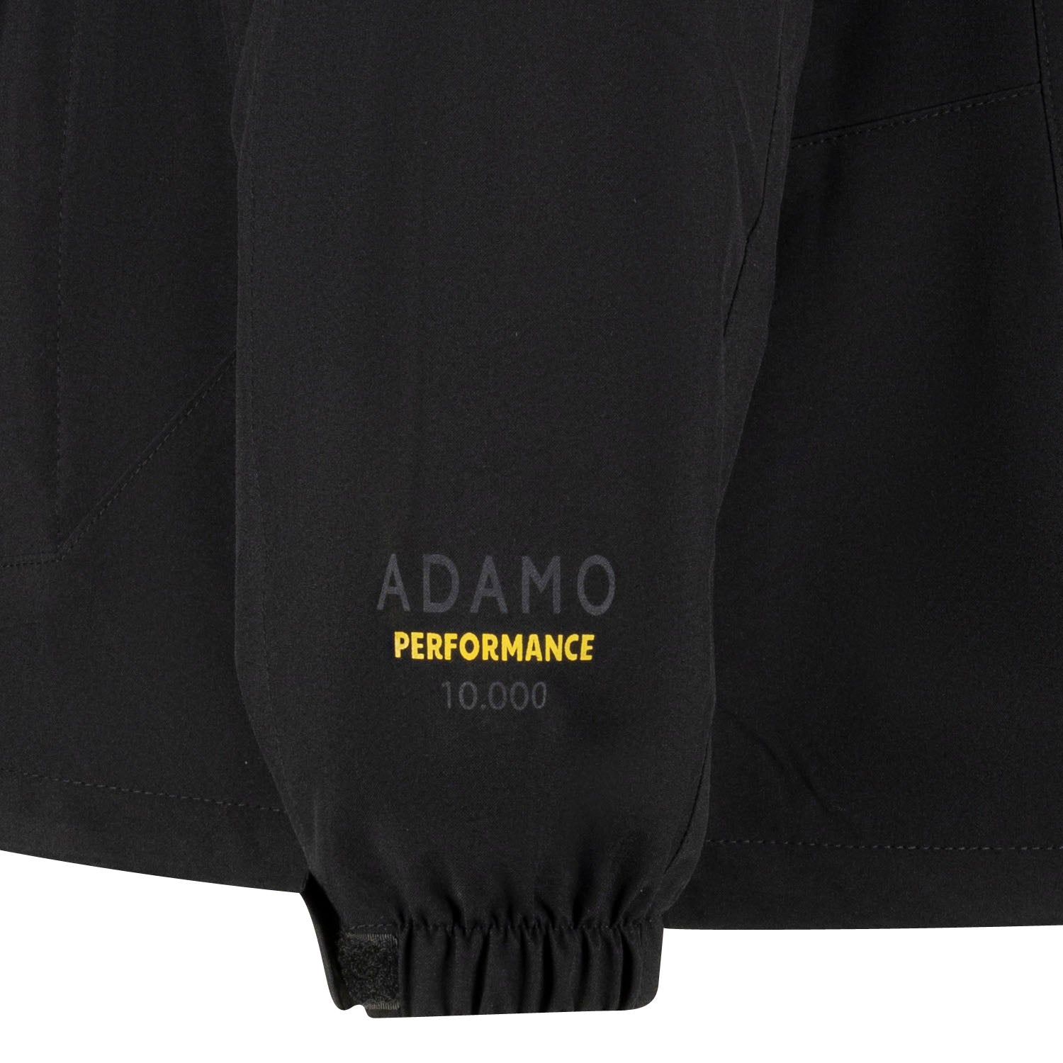 Detailansicht Ärmel ADAMO Herren 3in1 Jacke "Alaska" mit Schriftzug „ADAMO PERFORMANCE 10.000“ und Klettverschluss in Übergrößen.