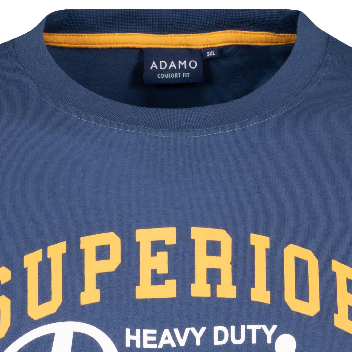 Detailansicht ADAMO Herren Kurzarmshirt in Admiral mit Rundhalsausschnitt und großem Print.