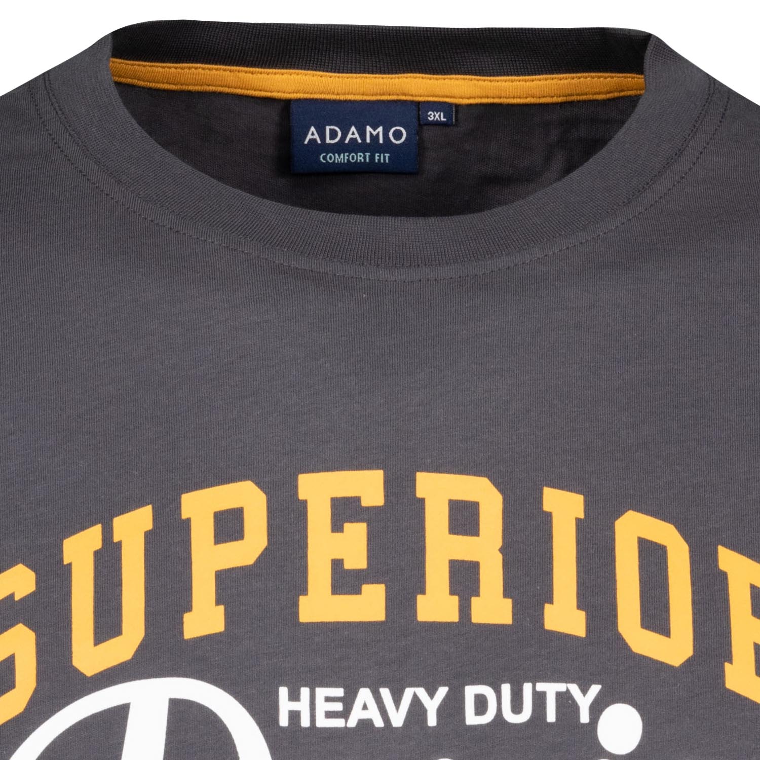 Detailansicht ADAMO Herren Kurzarmshirt in Anthrazit mit Rundhalsausschnitt und großem Print.