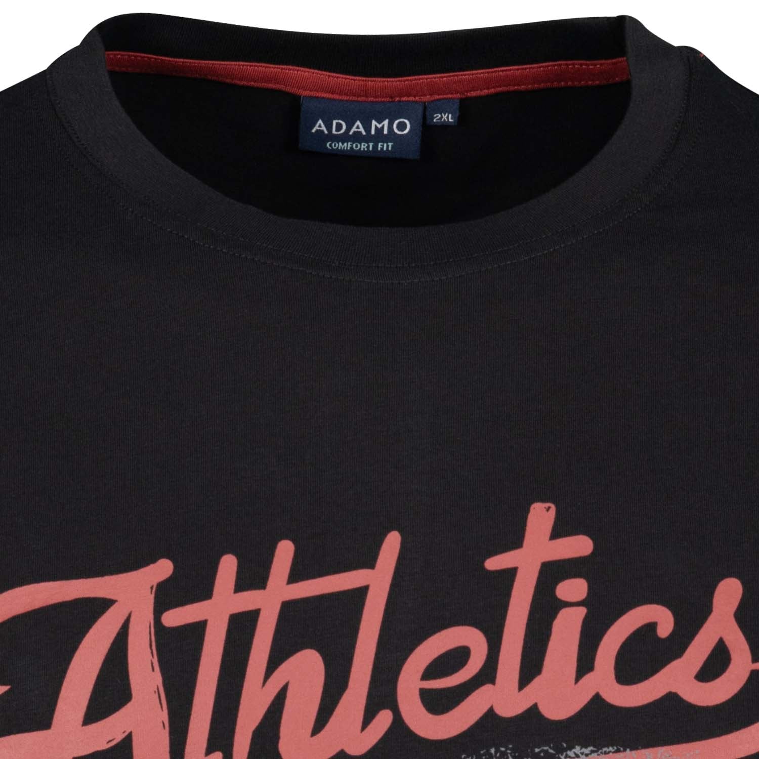 Detailansicht ADAMO Herren Kurzarmshirt in Schwarz mit Rundhalsausschnitt und großem Print.