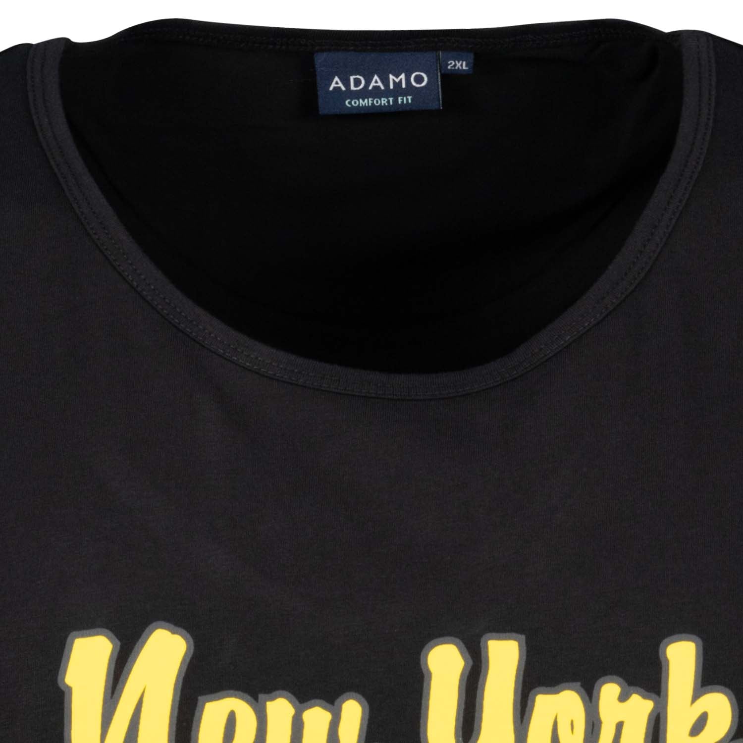Detailansicht ADAMO Herren Tank Top schwarz mit Rundhalsausschnitt und großem Print.