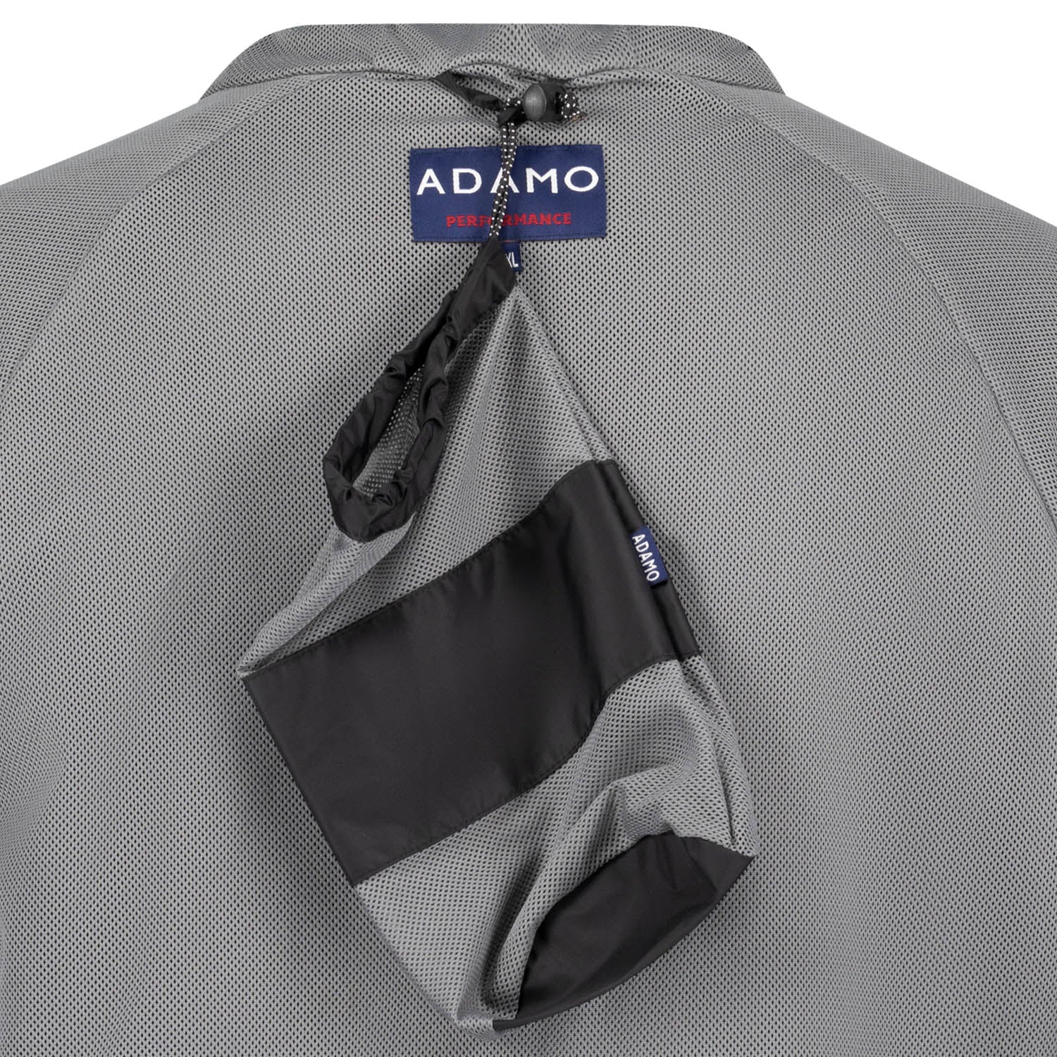 Detailansicht des Mesh-Innenfutters und Netzbeutels der ADAMO Herren-Regenjacke "Virginia" in Schwarz