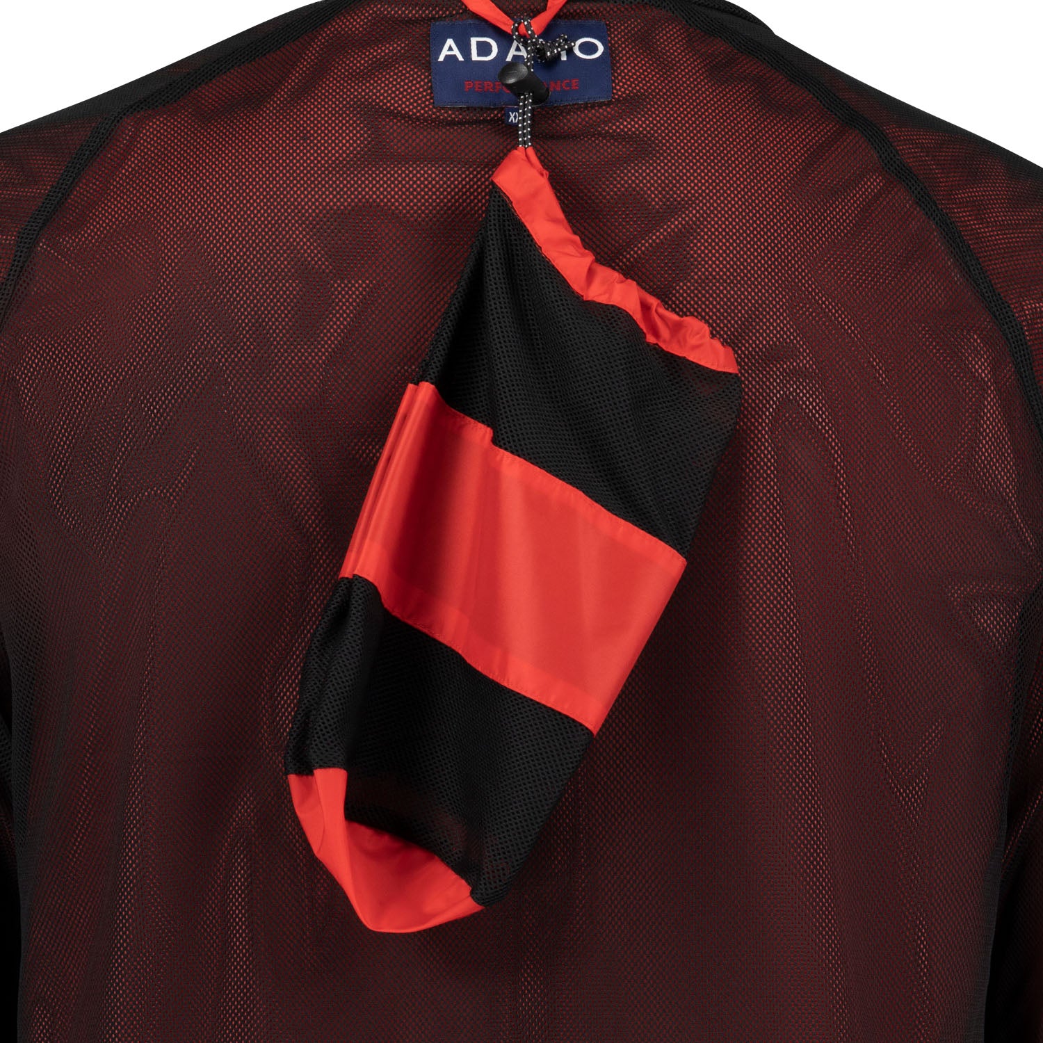 Detailansicht des Mesh-Innenfutters und Netzbeutels der ADAMO Herren-Regenjacke "Virginia"