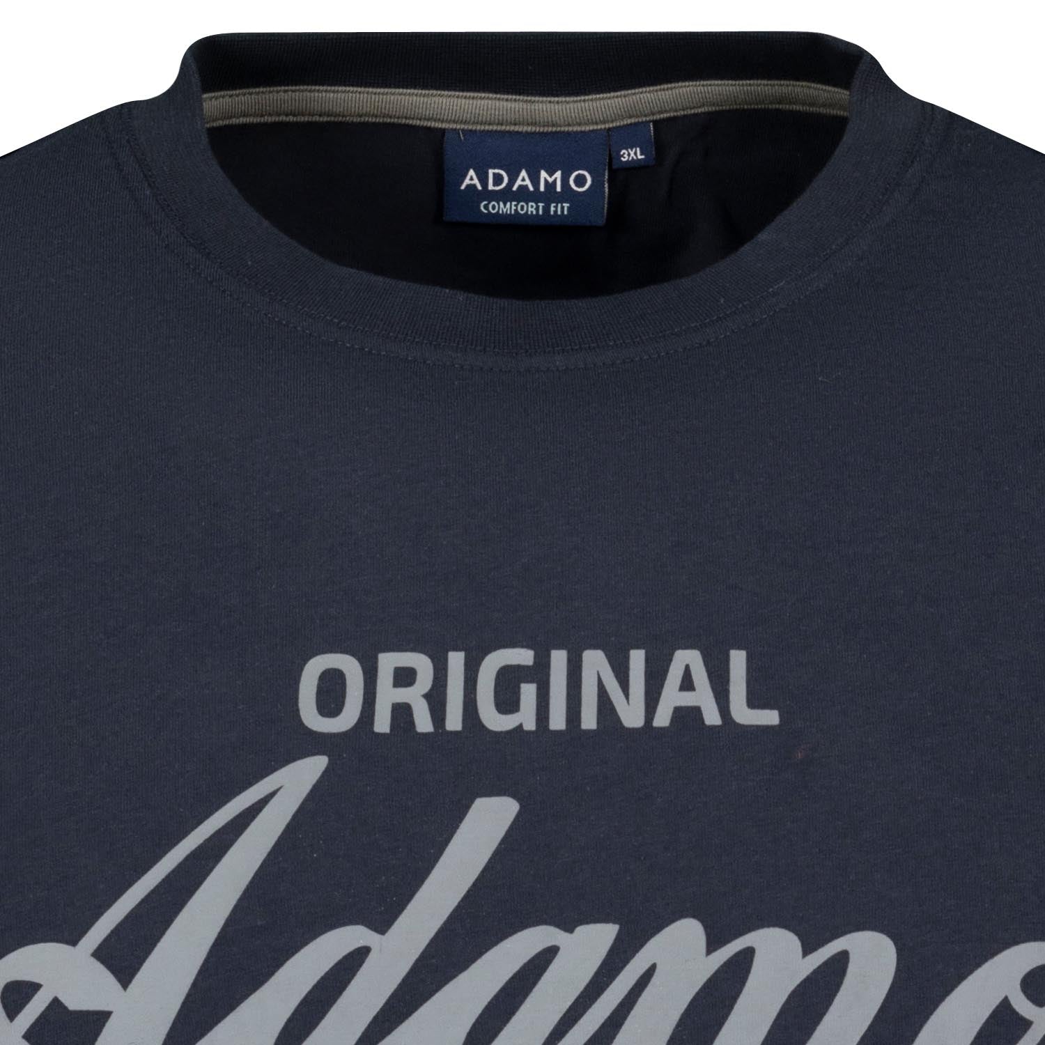 Detailansicht ADAMO Herren Kurzarmshirt in Navy mit Rundhalsausschnitt und großem Print.