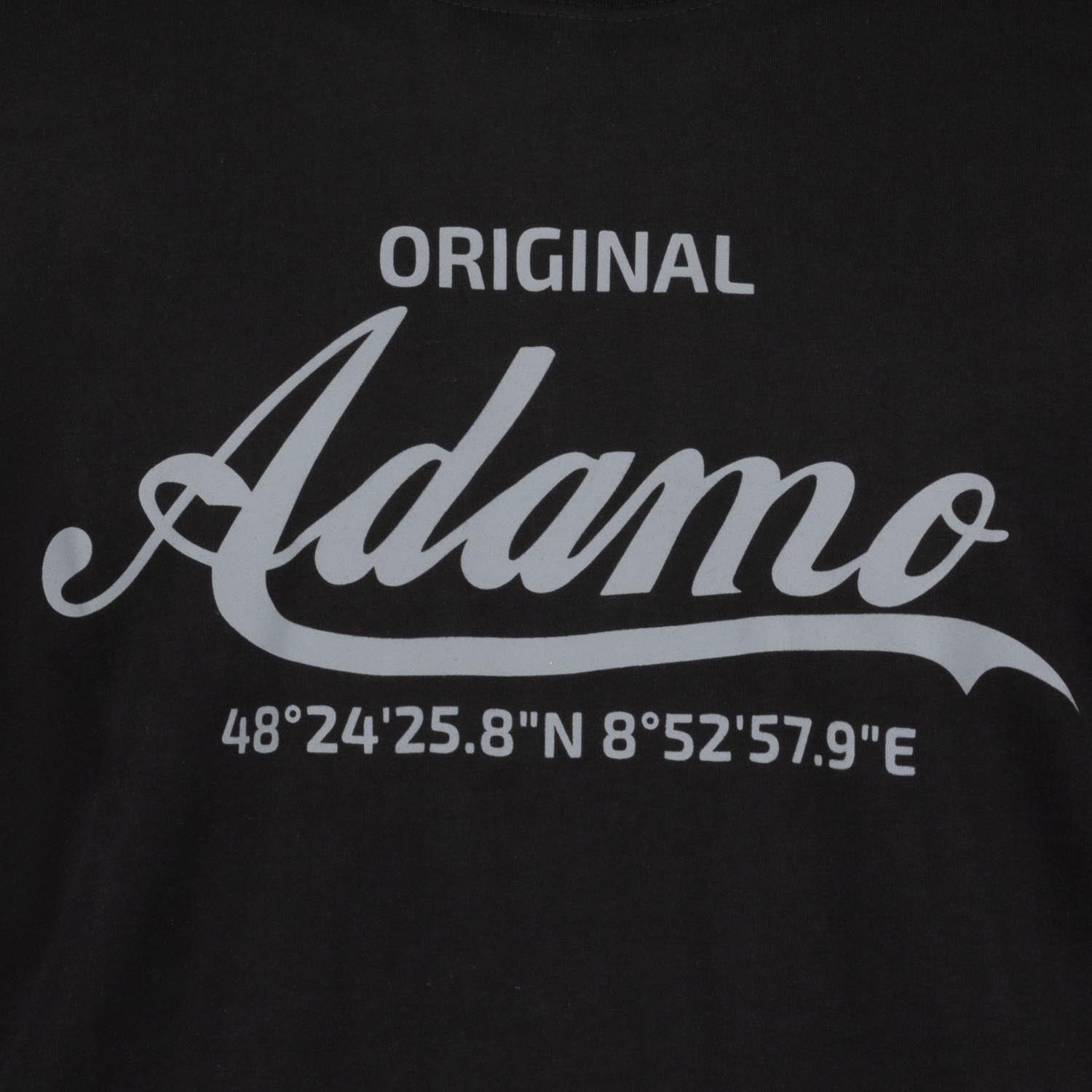 Detailansicht ADAMO Herren T-Shirt in Schwarz mit großem Print.