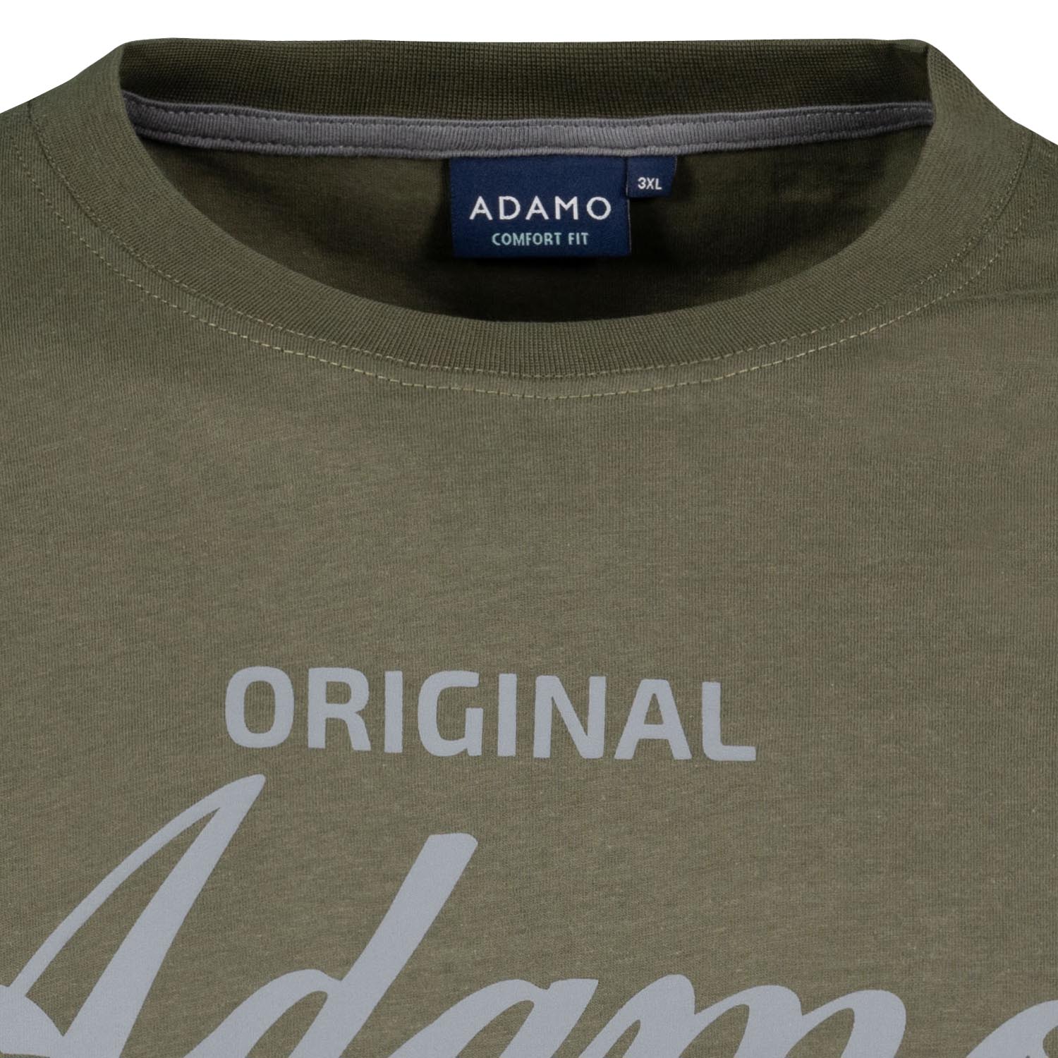 Detailansicht ADAMO Herren Kurzarmshirt in Oliv mit Rundhalsausschnitt und großem Print.