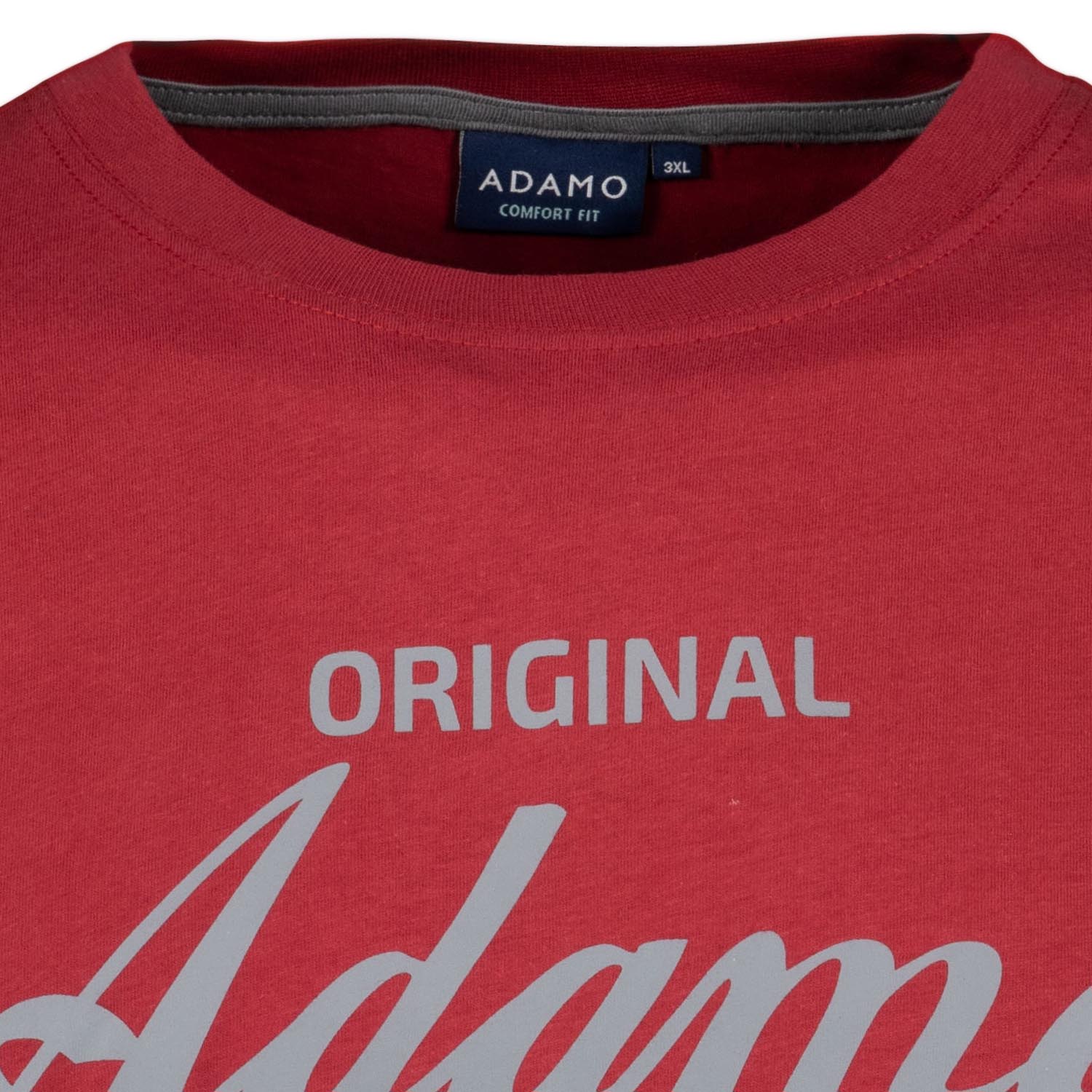 Detailansicht ADAMO Herren Kurzarmshirt in Weinrot mit Rundhalsausschnitt und großem Print.