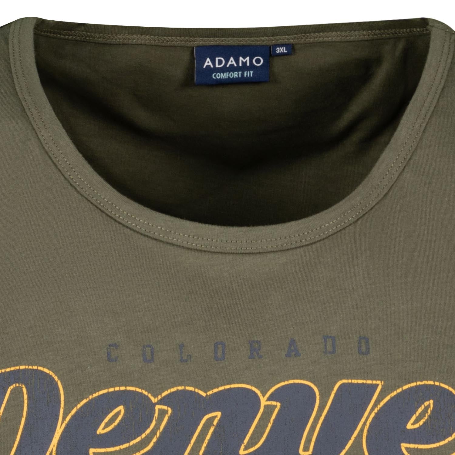 Detailansicht ADAMO Herren Muskelshirt in Oliv mit Rundhalsausschnitt und großem Print.