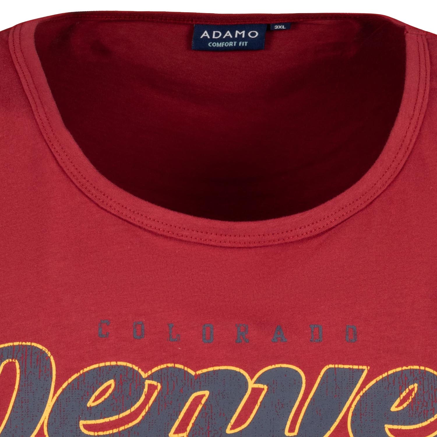 Detailansicht ADAMO Herren Muskelshirt in Weinrot mit Rundhalsausschnitt und großem Print.