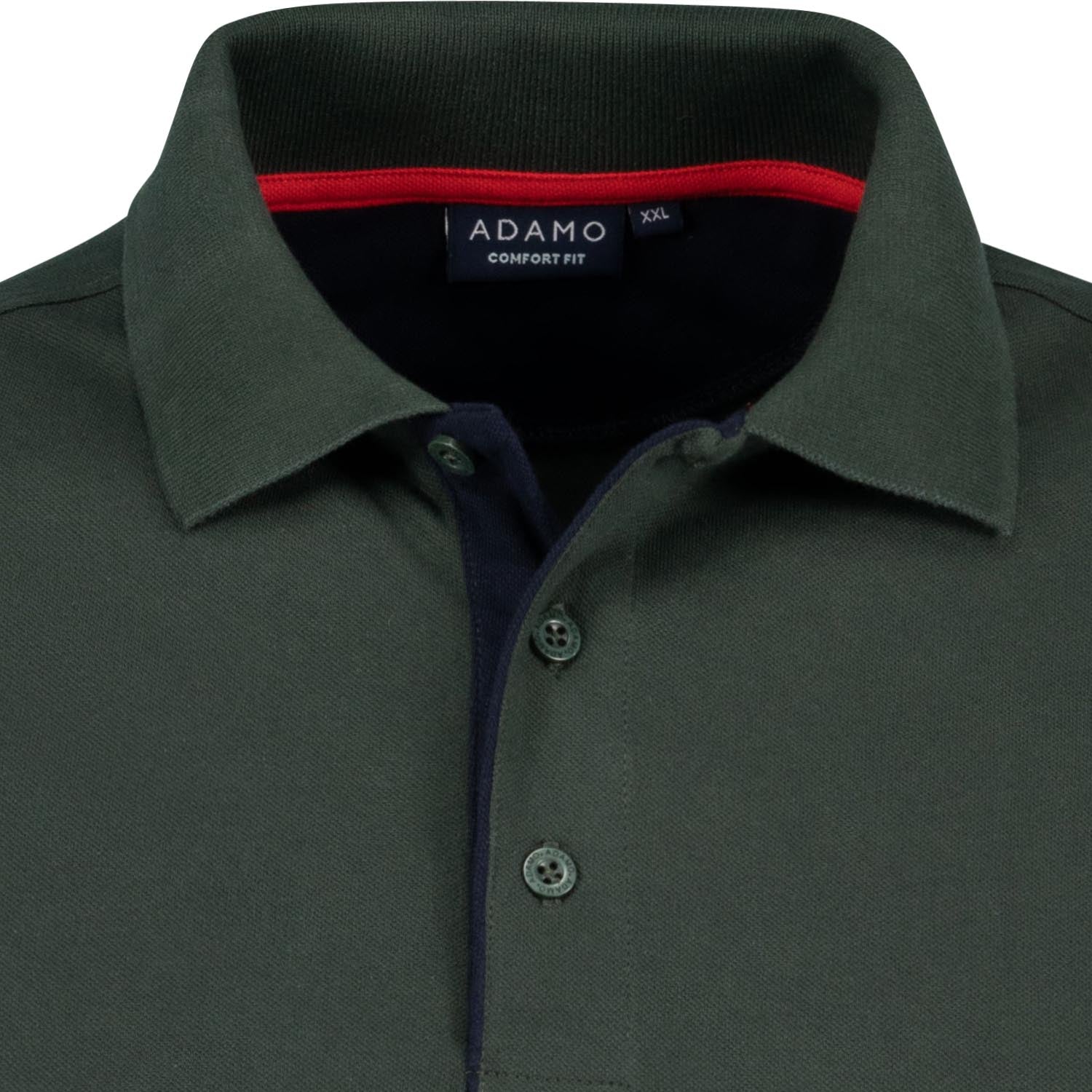 Detailansicht Polokragen und Knopfleiste des Übergrößen Pique Poloshirts COMFORT FIT in Piniengrün, Serie PAUL von ADAMO, bis 12XL.