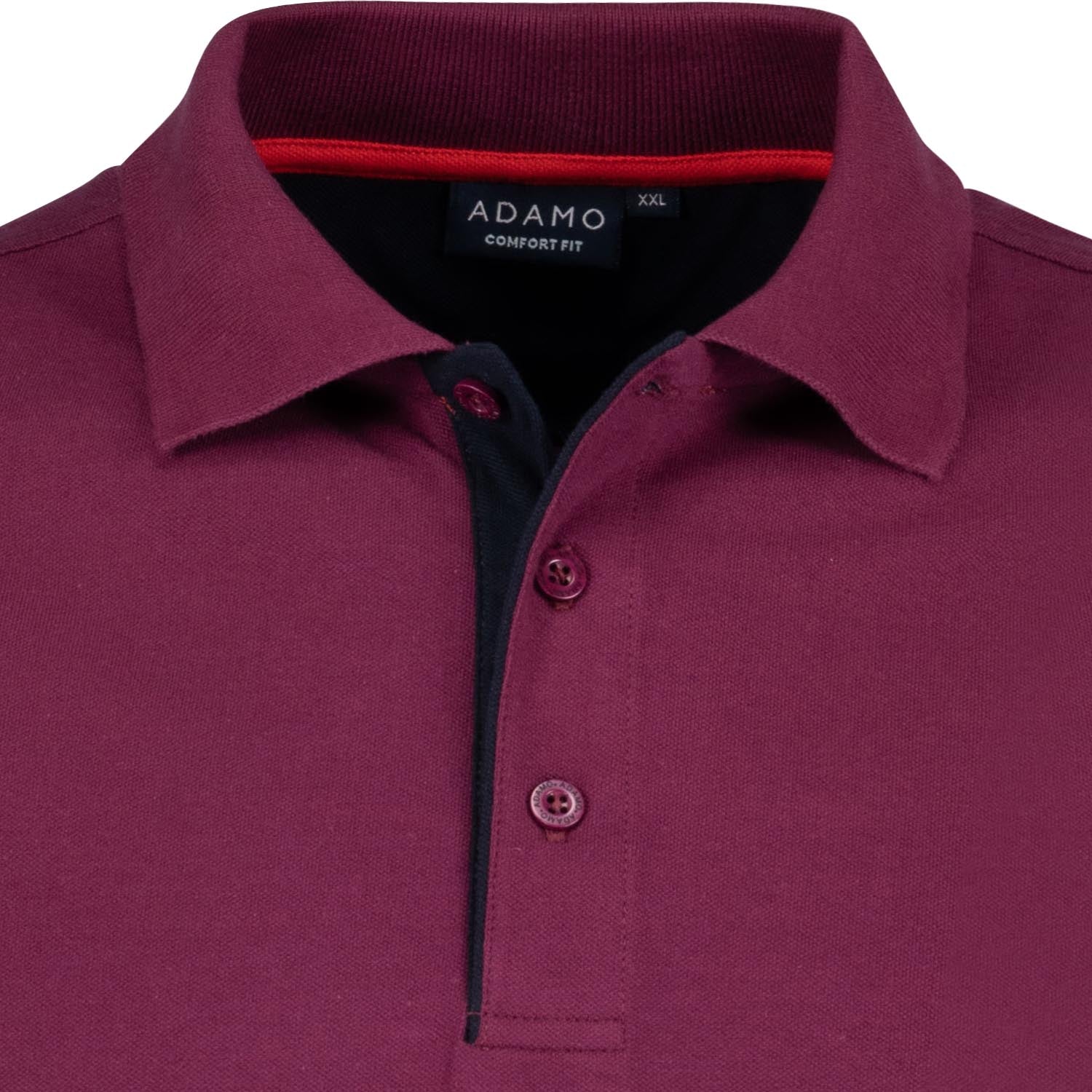 Detailansicht Polokragen und Knopfleiste des Übergrößen Pique Poloshirts COMFORT FIT in Brombeerrot, Serie PAUL von ADAMO, bis 12XL.