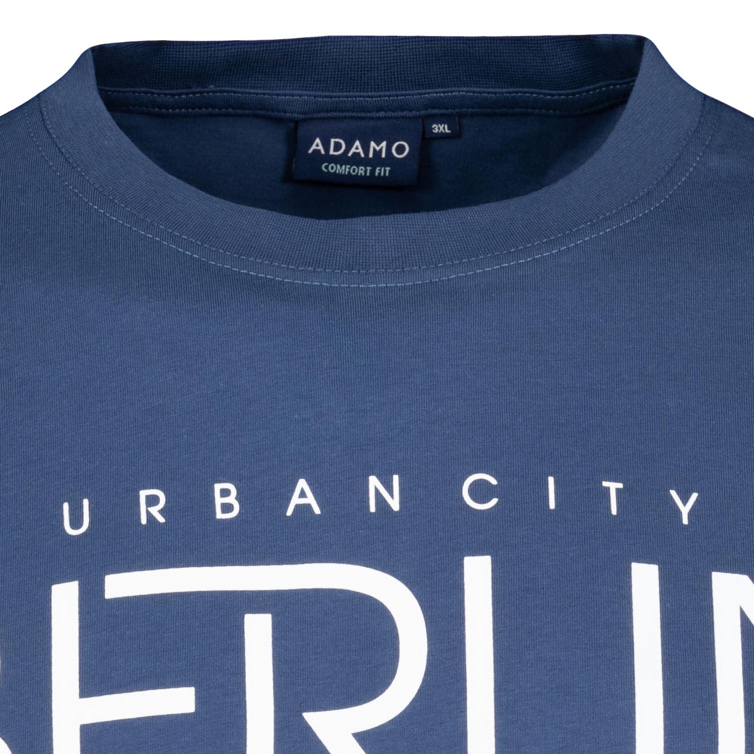 Detailansicht ADAMO Herren Kurzarmshirt in Admiral mit Rundhalsausschnitt und großem Print.