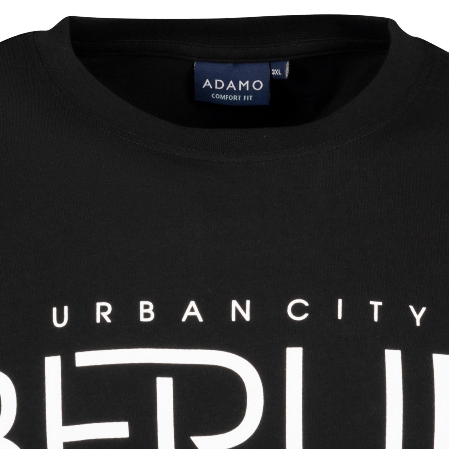 Detailansicht ADAMO Herren Kurzarmshirt in Schwarz mit Rundhalsausschnitt und großem Print.