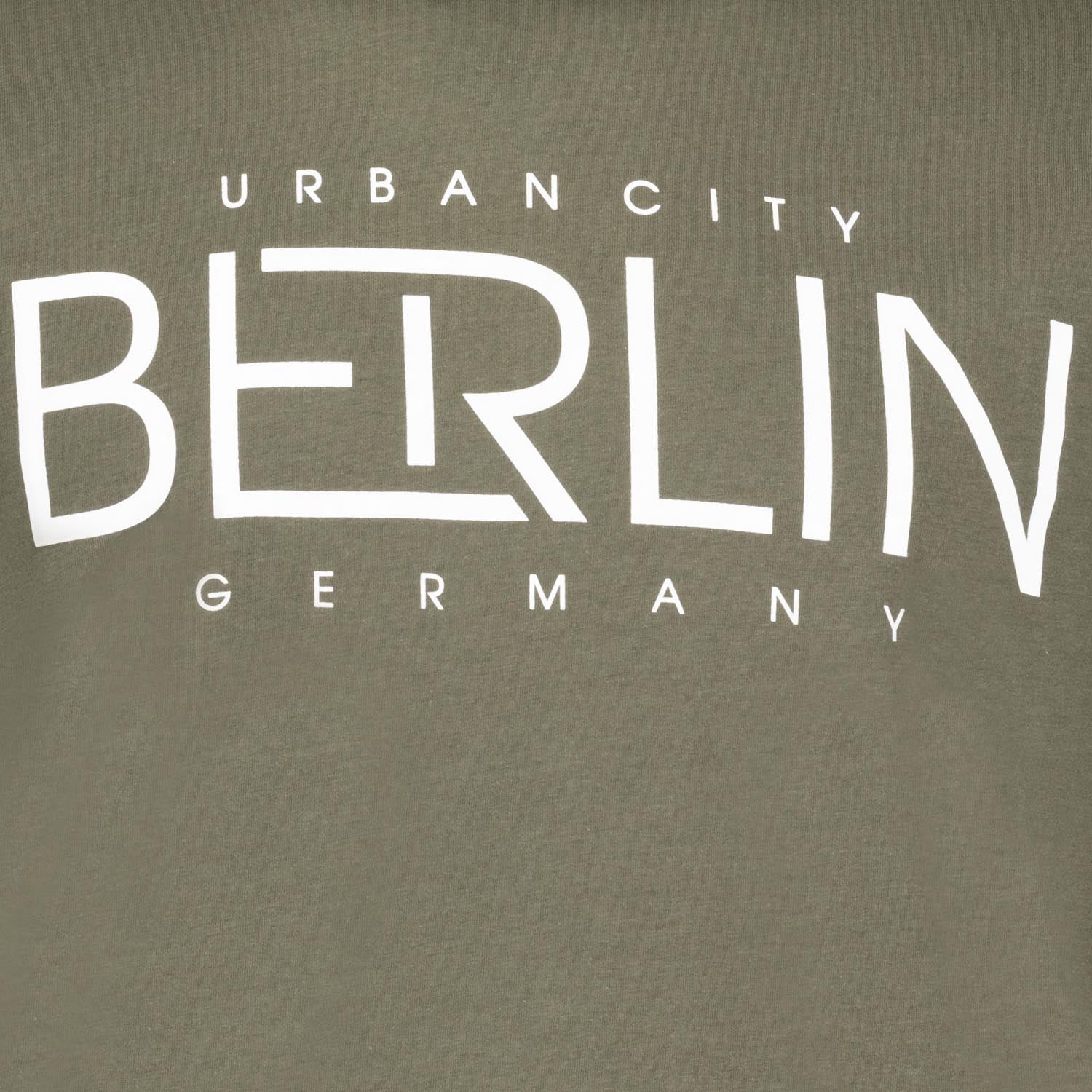 Detailansicht ADAMO Herren T-Shirt in Oliv mit großem Print.