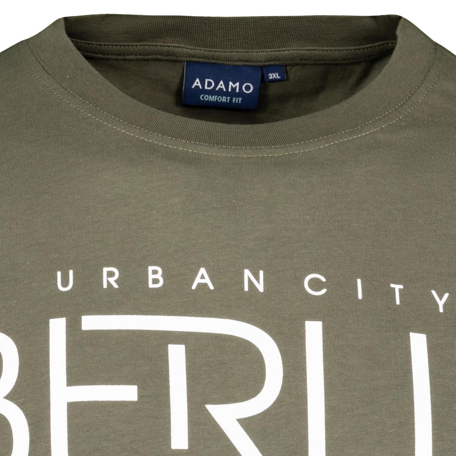 Detailansicht ADAMO Herren Kurzarmshirt in Oliv mit Rundhalsausschnitt und großem Print.