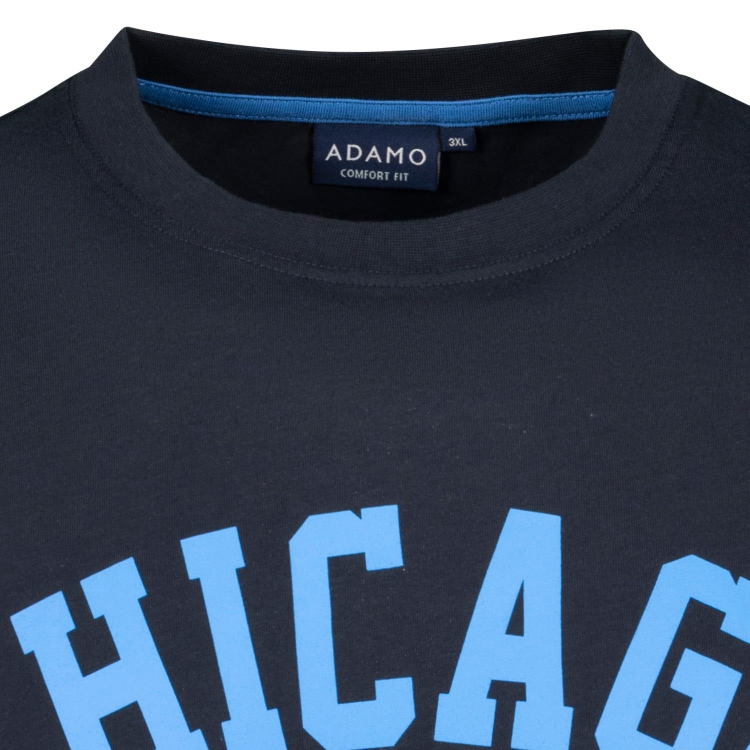 Detailansicht ADAMO Herren Kurzarmshirt in Navy mit Rundhalsausschnitt und großem Print.