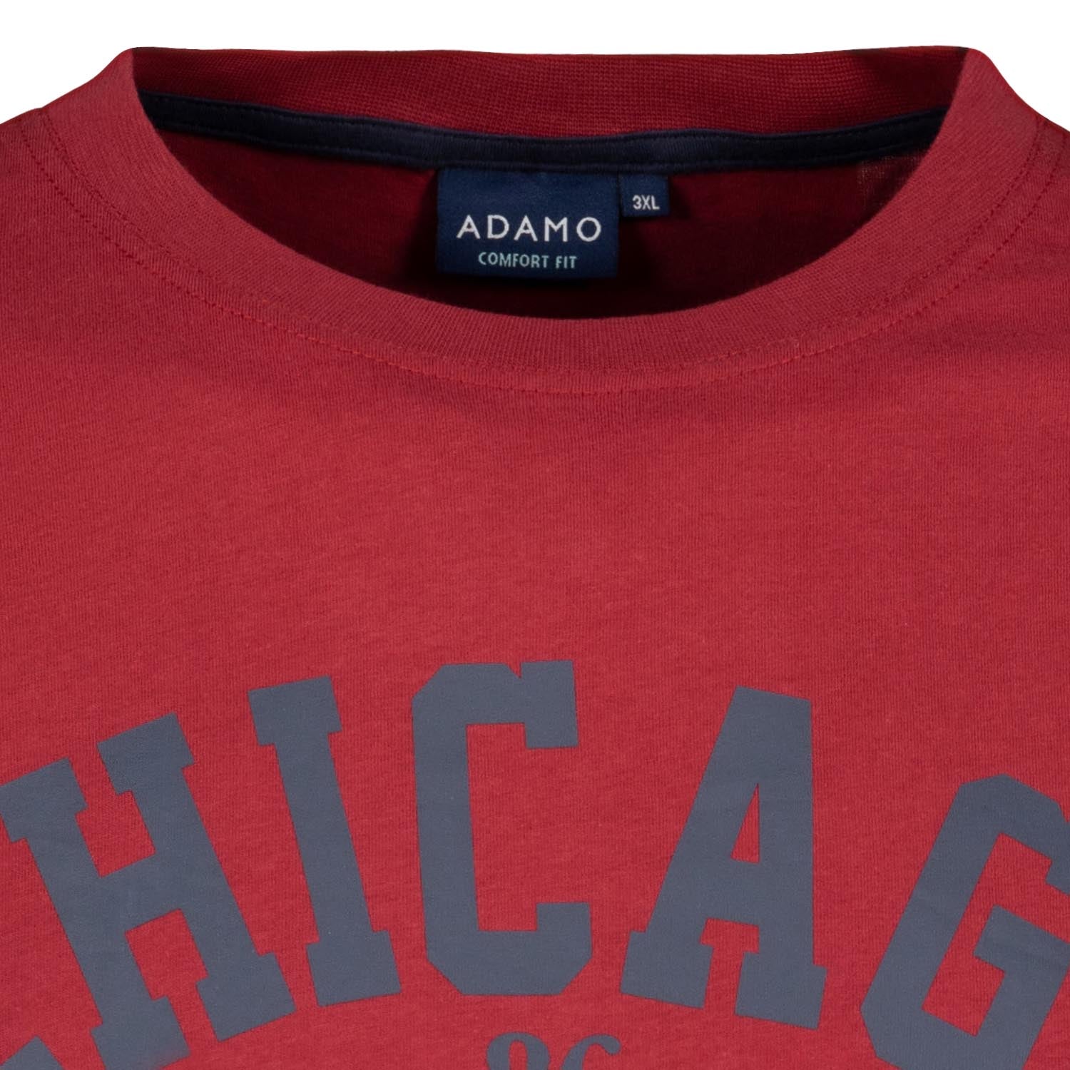 Detailansicht ADAMO Herren Kurzarmshirt in Weinrot mit Rundhalsausschnitt und großem Print.