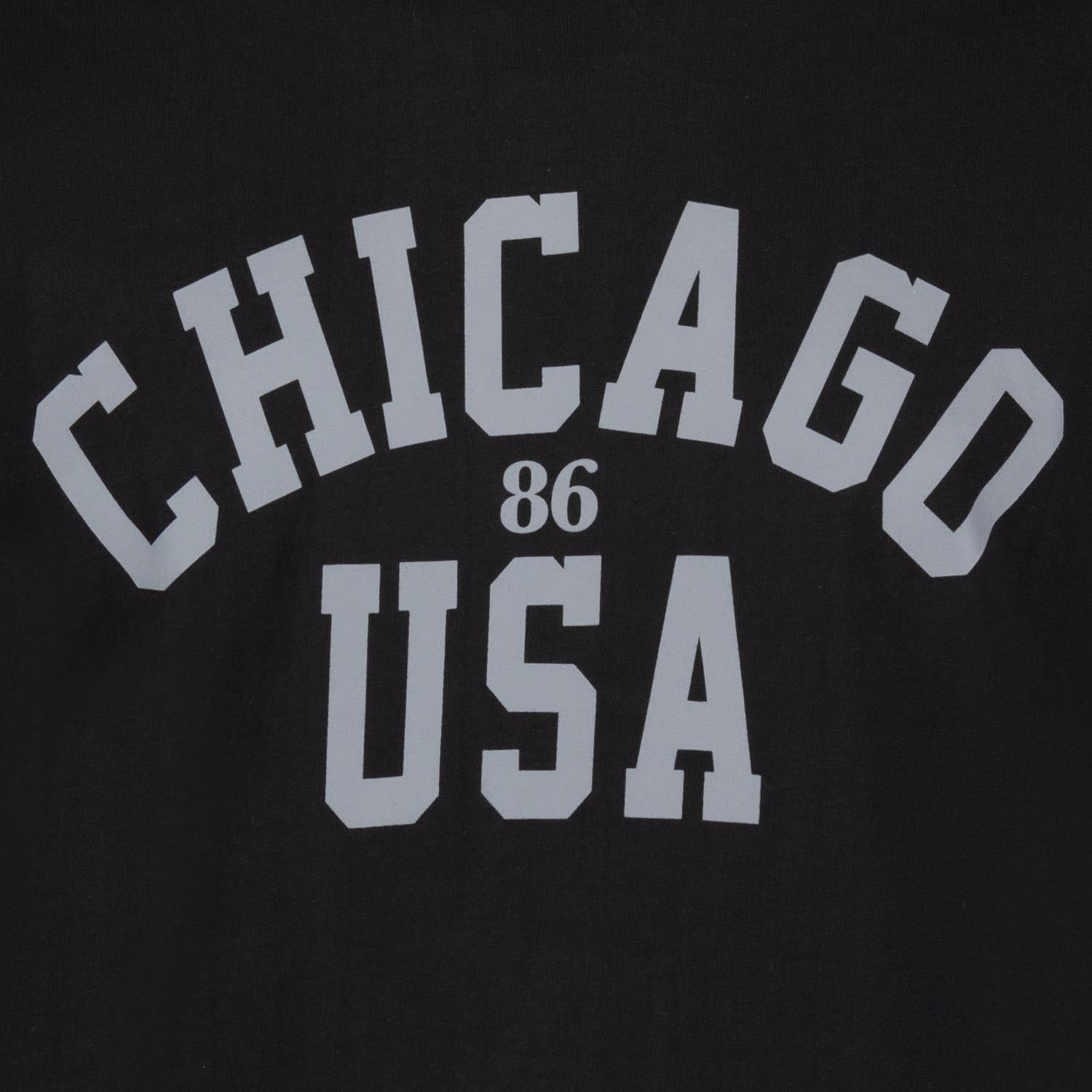 Detailansicht ADAMO Herren T-Shirt in Schwarz mit großem Print.