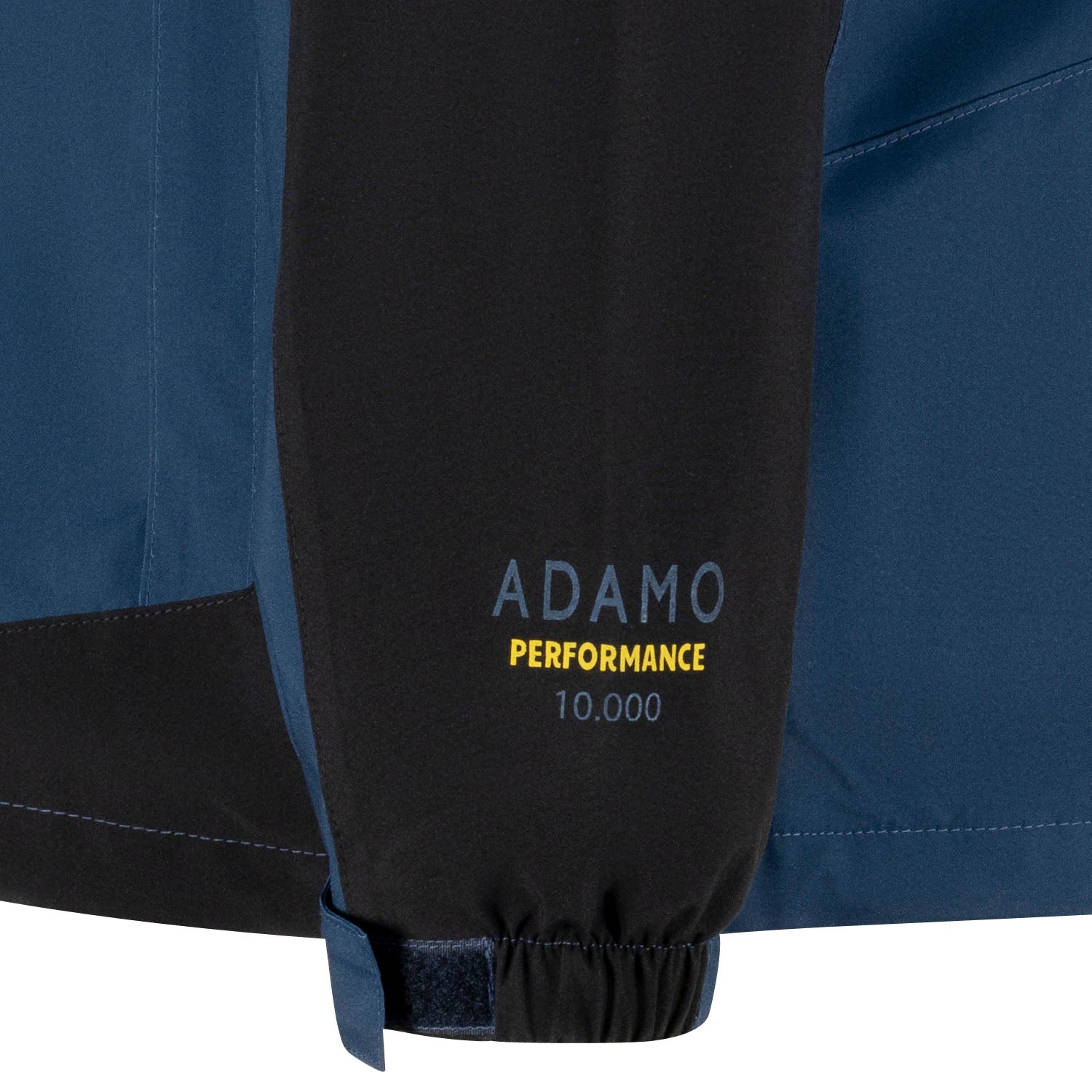 Detailansicht Ärmels ADAMO Herren 3in1 Jacke "Alaska" in Blau-Schwarz mit Schriftzug „ADAMO PERFORMANCE 10.000“ in Übergrößen.