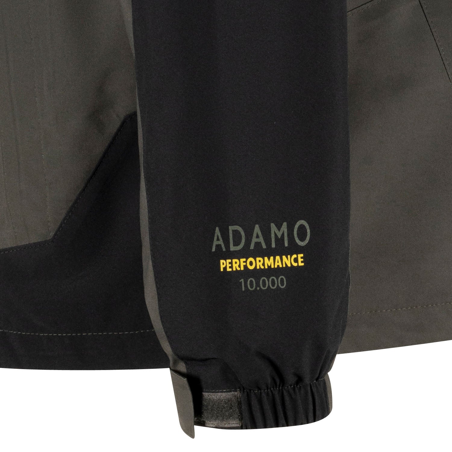 Detailansicht Ärmels ADAMO Herren 3in1 Jacke "Alaska" in Oliv-Schwarz mit Schriftzug „ADAMO PERFORMANCE 10.000“ in Übergrößen.