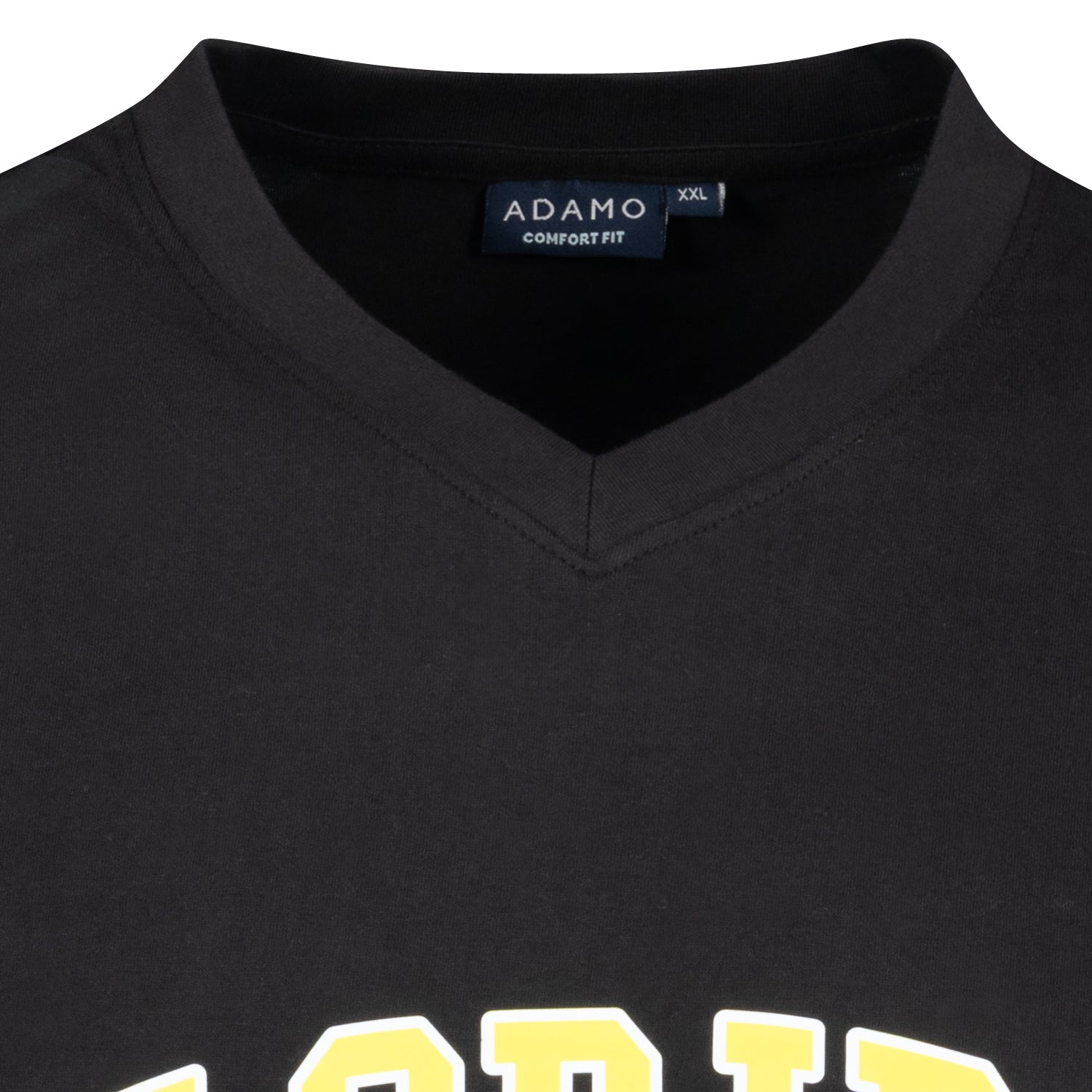 Detailansicht ADAMO Herren T-Shirt COMFORT FIT mit V-Ausschnitt in Schwarz mit großem Print. 