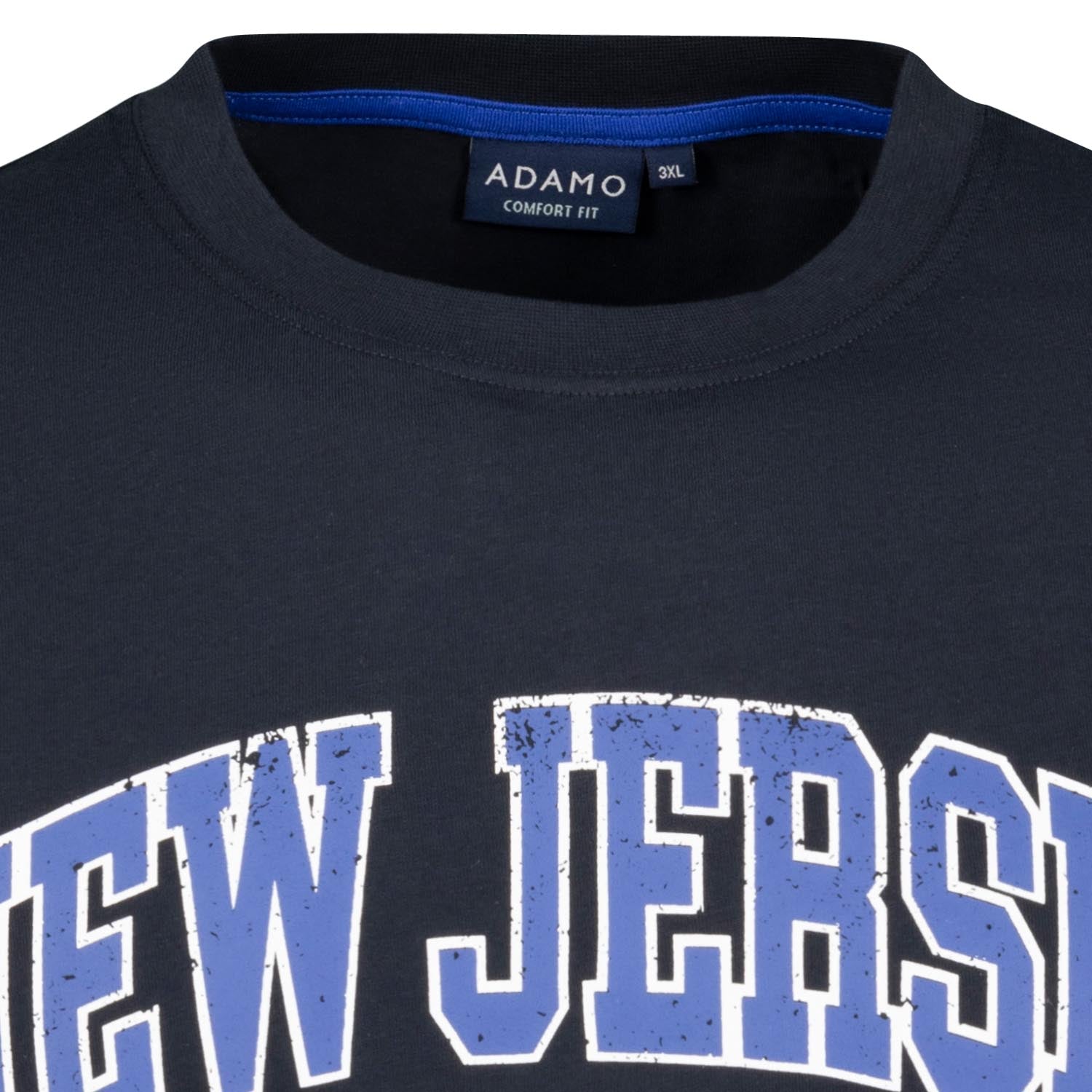 Detailansicht ADAMO Herren Kurzarmshirt in Navy mit Rundhalsausschnitt und großem Print.
