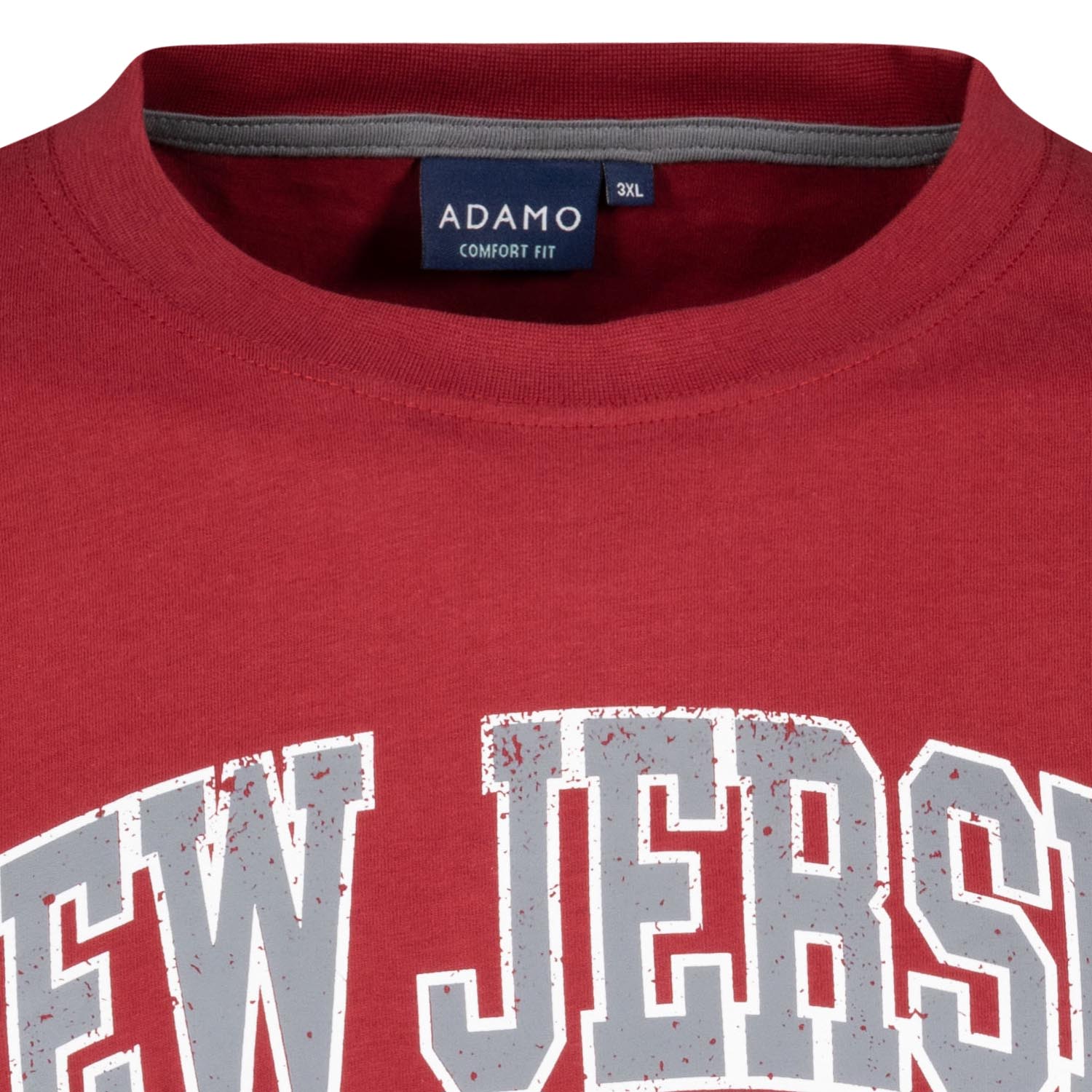 Detailansicht ADAMO Herren Kurzarmshirt in Weinrot mit Rundhalsausschnitt und großem Print.