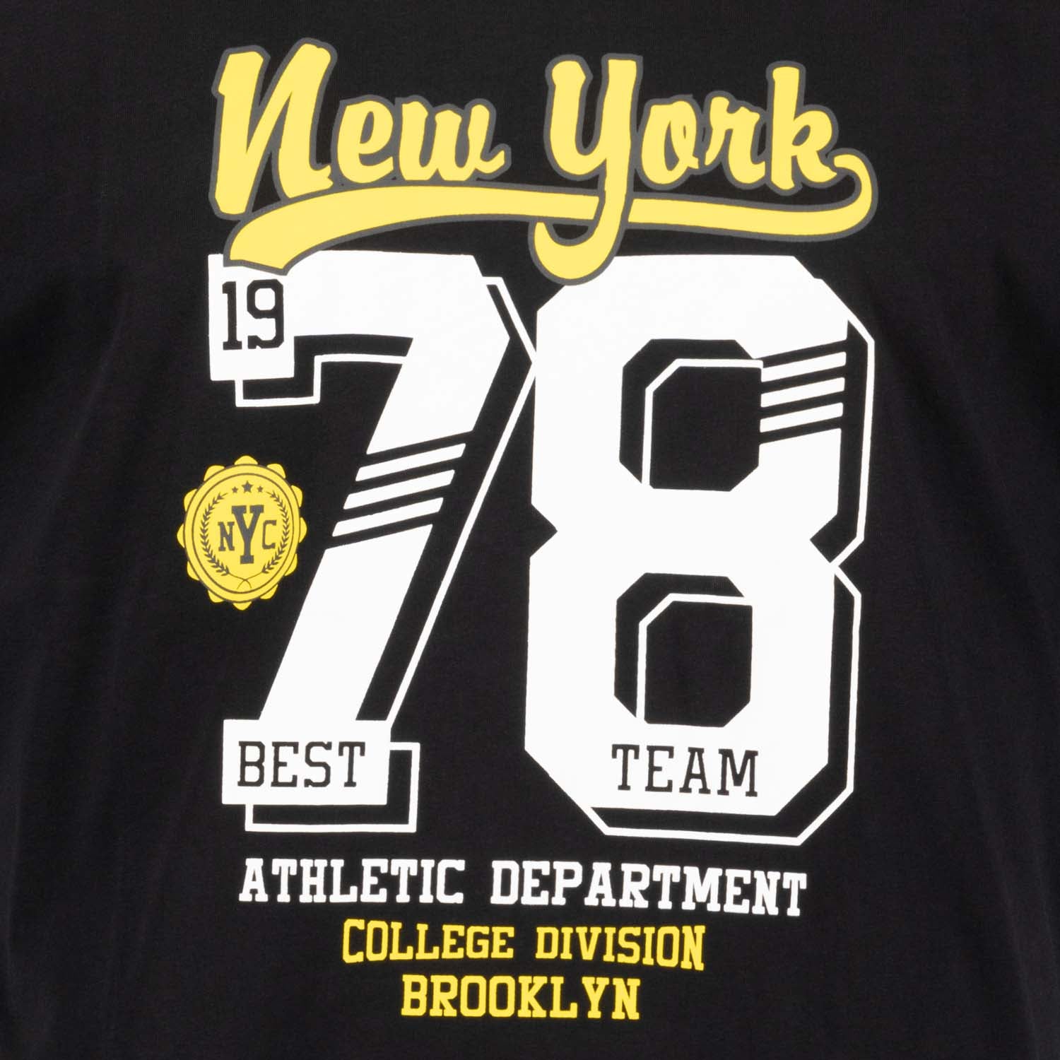 Detailansicht ADAMO Herren T-Shirt in Schwarz mit großem Print. 