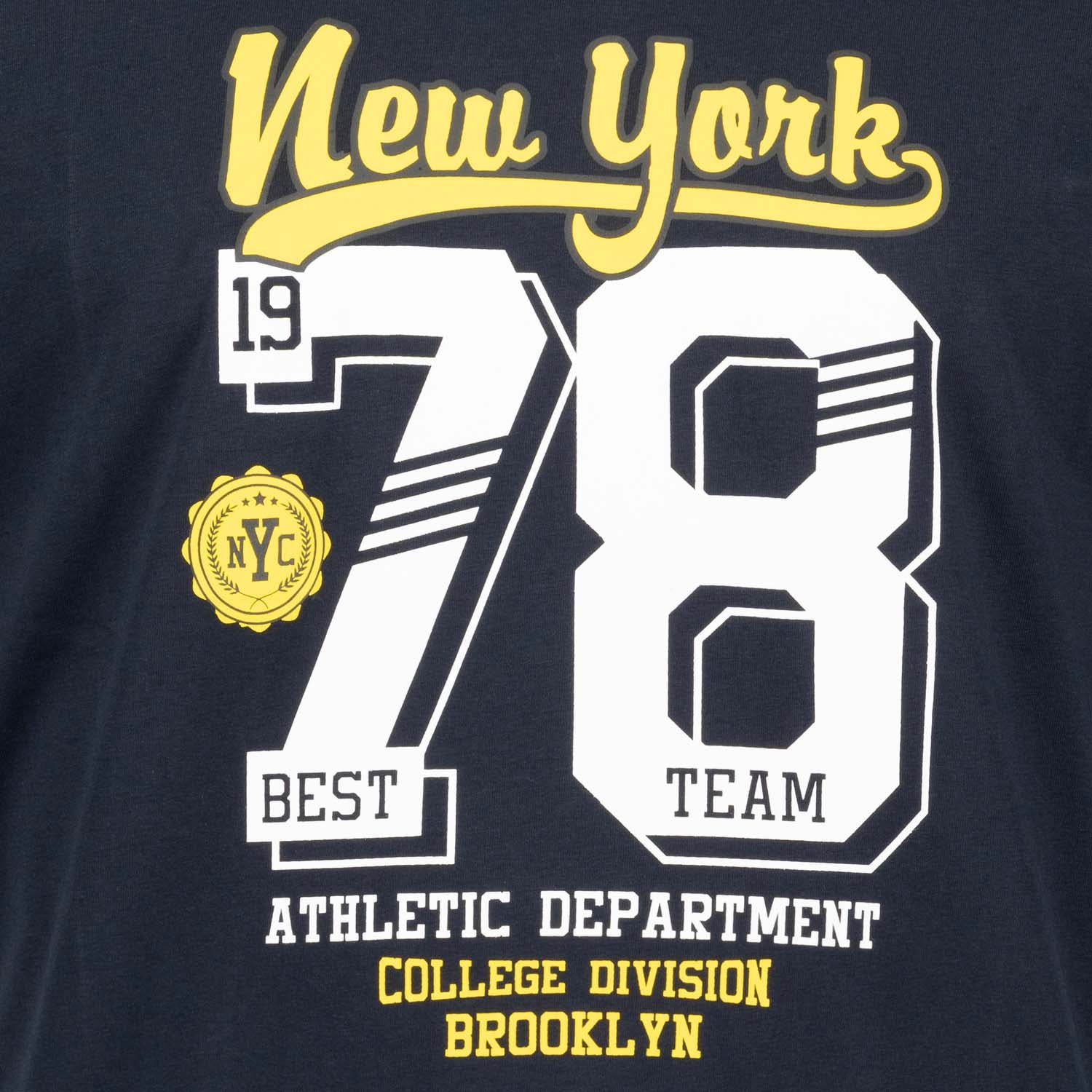 Detailansicht ADAMO Herren T-Shirt in Navy mit großem Print. 