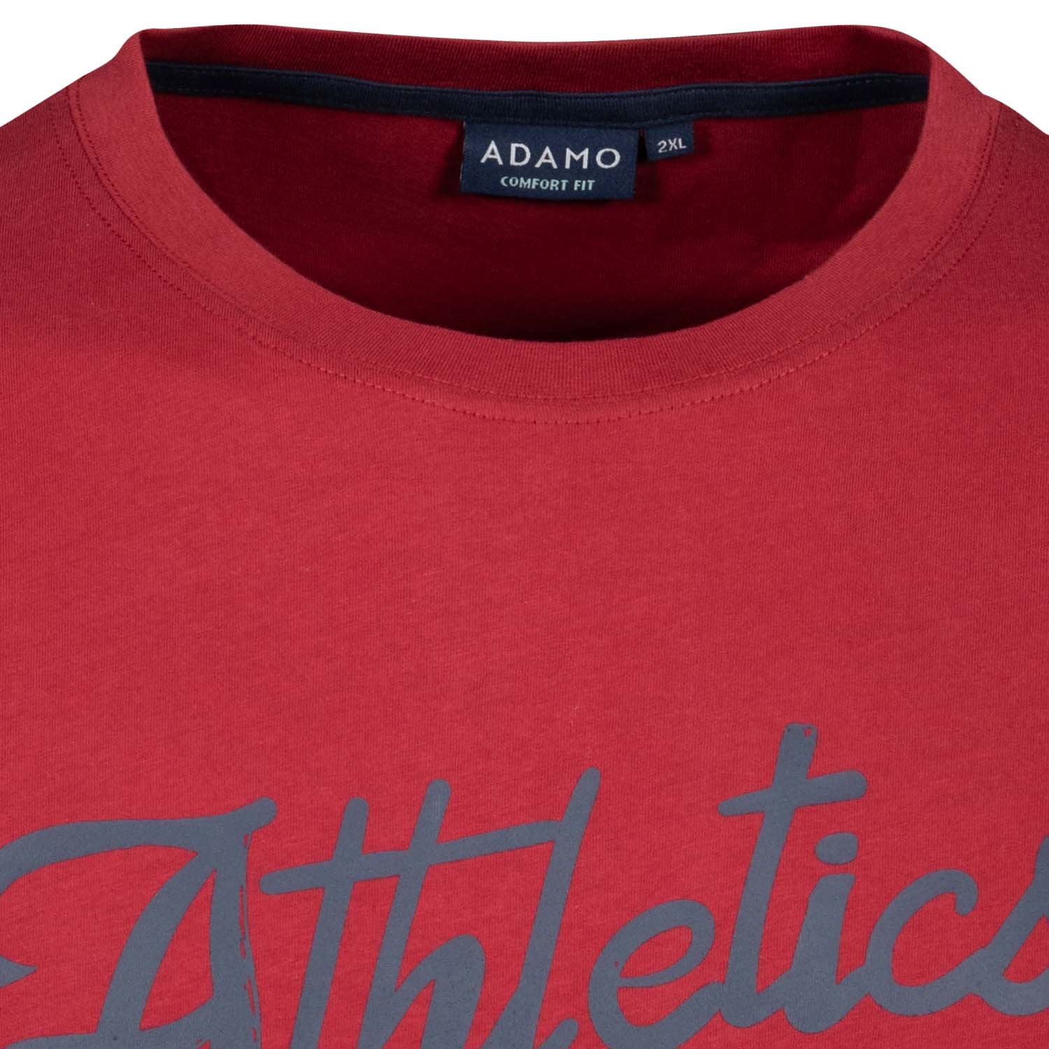 Detailansicht ADAMO Herren Kurzarmshirt in Weinrot mit Rundhalsausschnitt und großem Print.