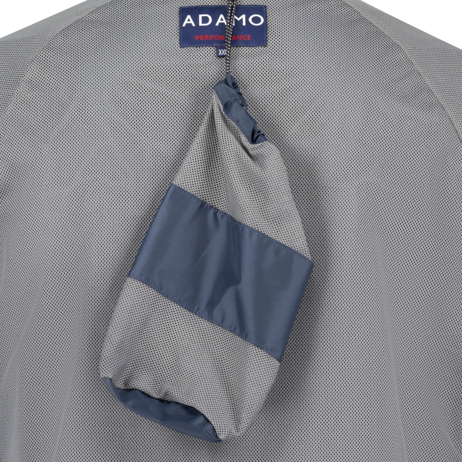 Detailansicht des Mesh-Innenfutters und Netzbeutels der ADAMO Herren-Regenjacke in Dunkelblau