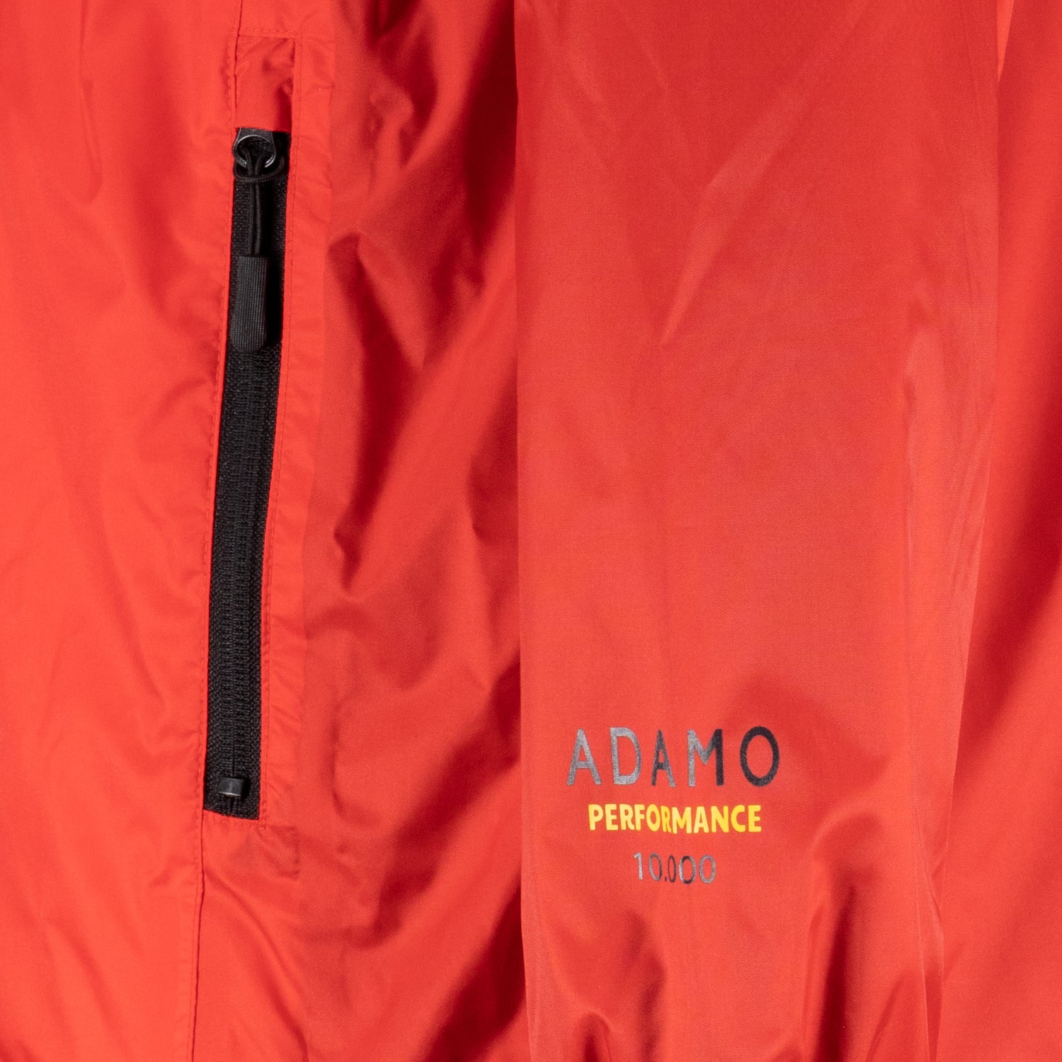 Detailansicht der ADAMO Übergrößen Herren-Regenjacke in Rot, Reißverschlusstasche und Performance-Logo
