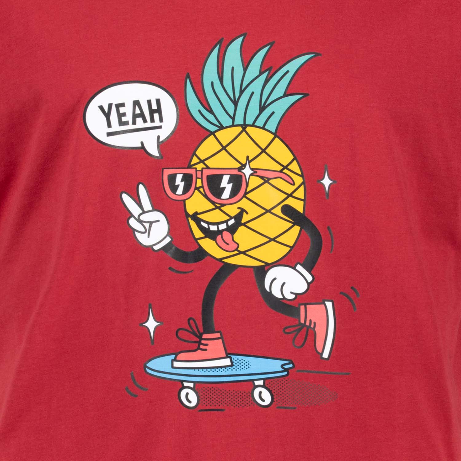 Detailansicht ADAMO Herren T-Shirt in Weinrot mit großem Print. 