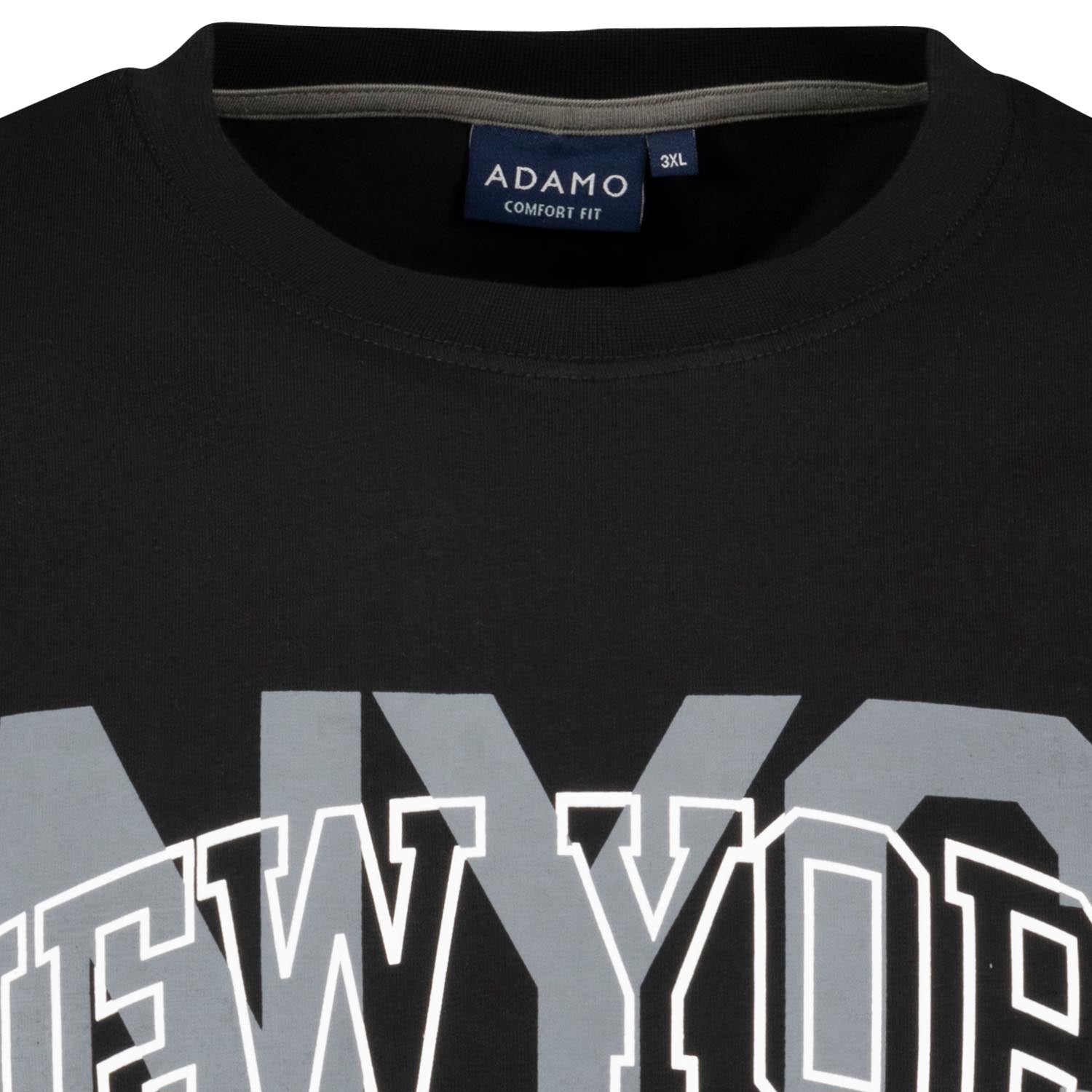 Detailansicht ADAMO Herren Kurzarmshirt in Schwarz mit Rundhalsausschnitt und großem Print.