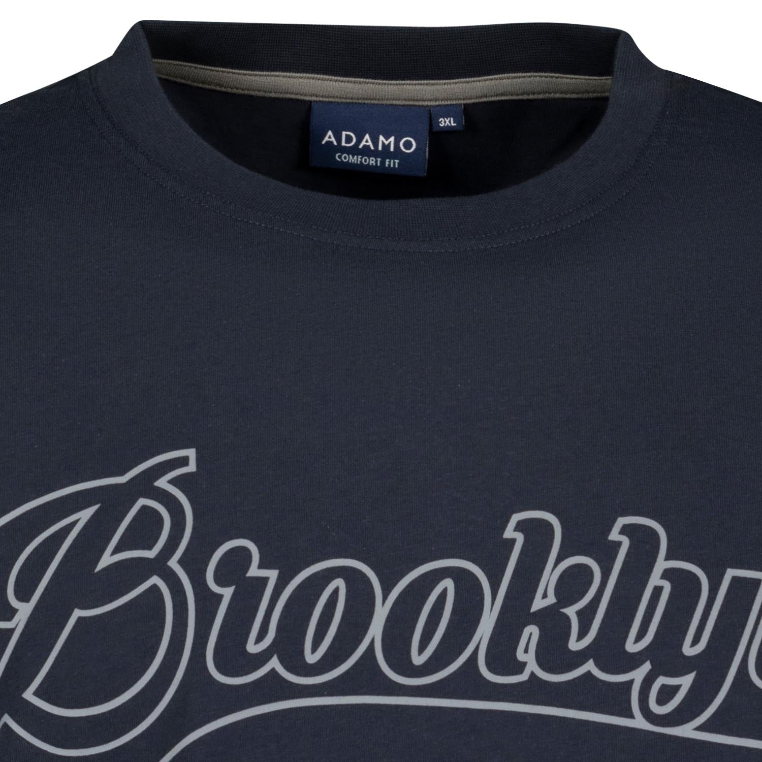 Detailansicht ADAMO Herren Kurzarmshirt in Navy mit Rundhalsausschnitt und großem Print.