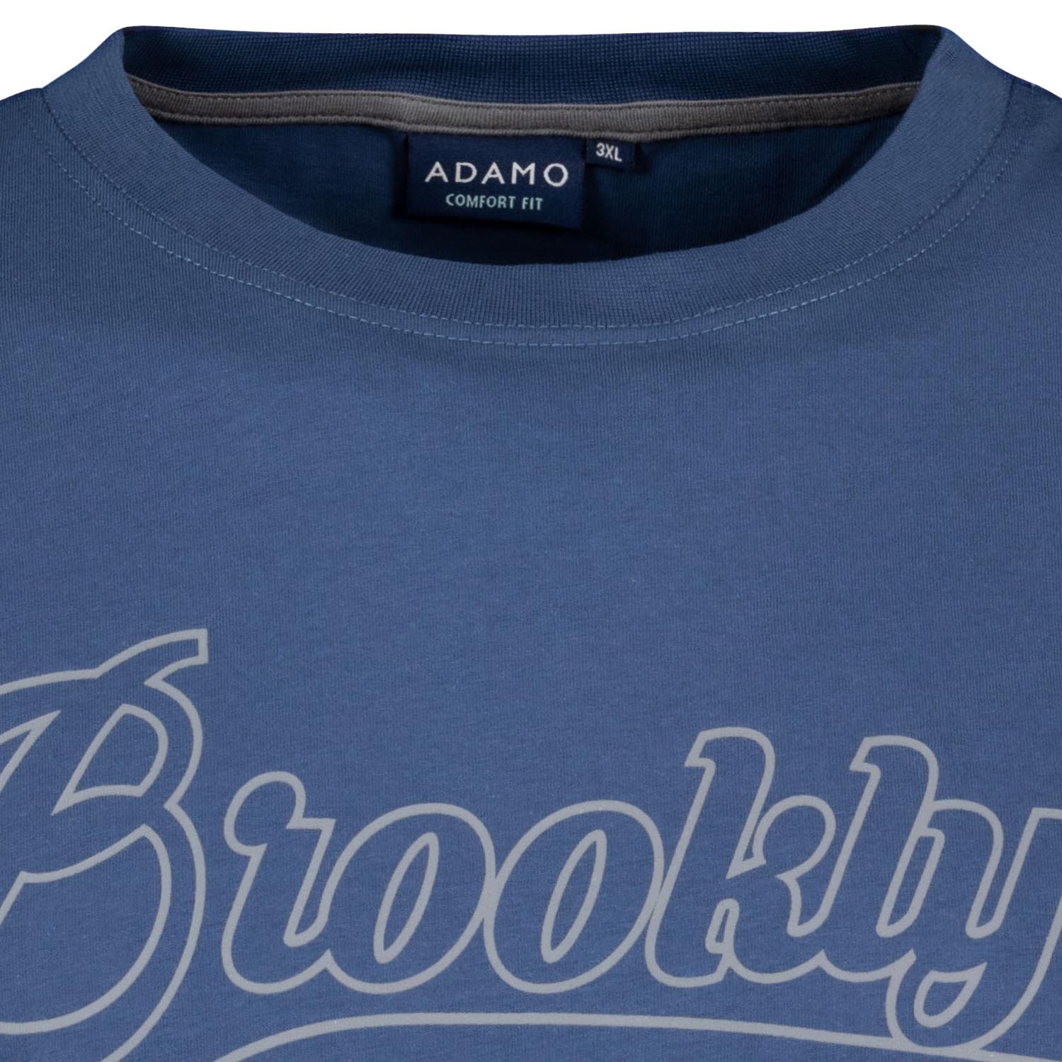 Detailansicht ADAMO Herren Kurzarmshirt in Admiral mit Rundhalsausschnitt und großem Print.