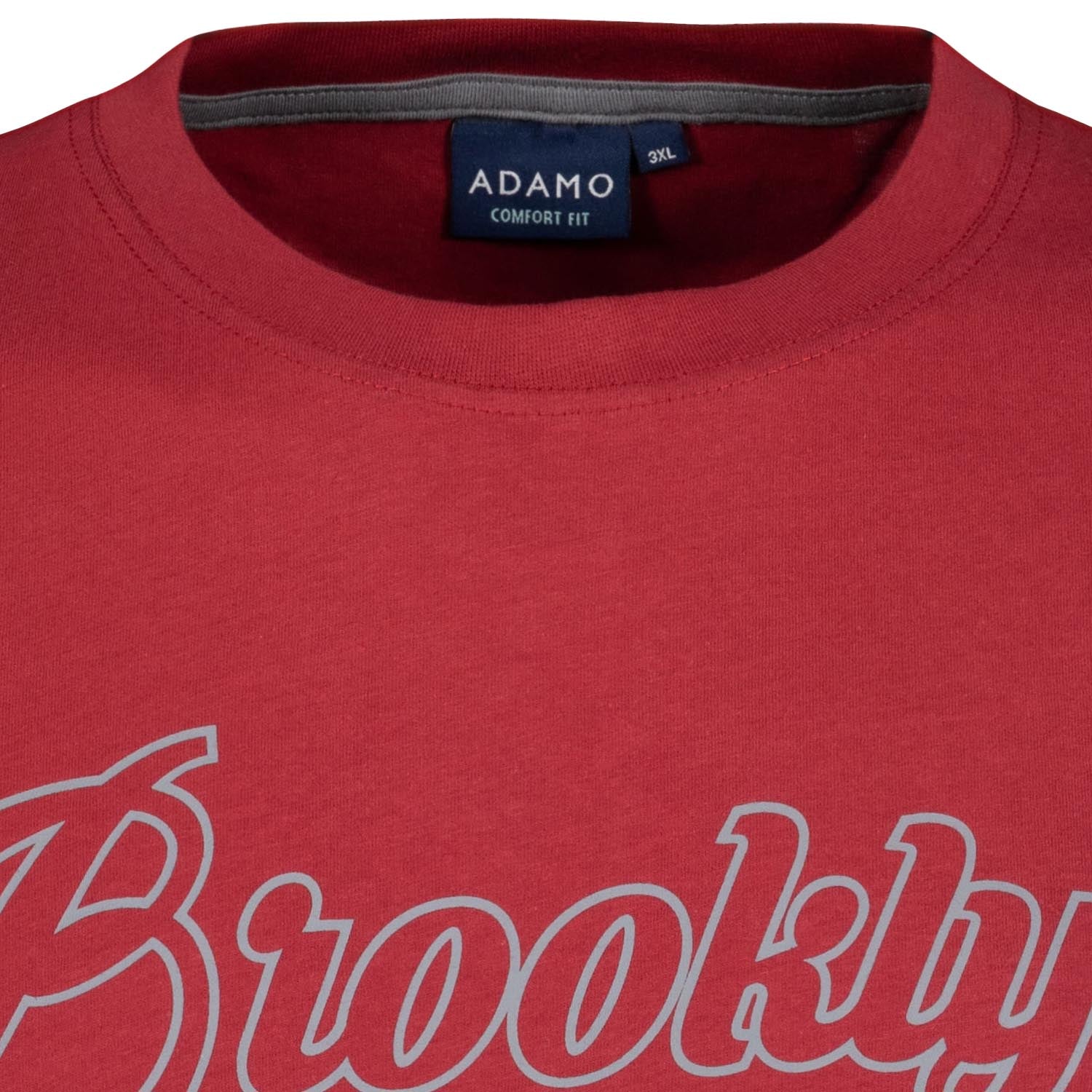 Detailansicht ADAMO Herren Kurzarmshirt in Weinrot mit Rundhalsausschnitt und großem Print.