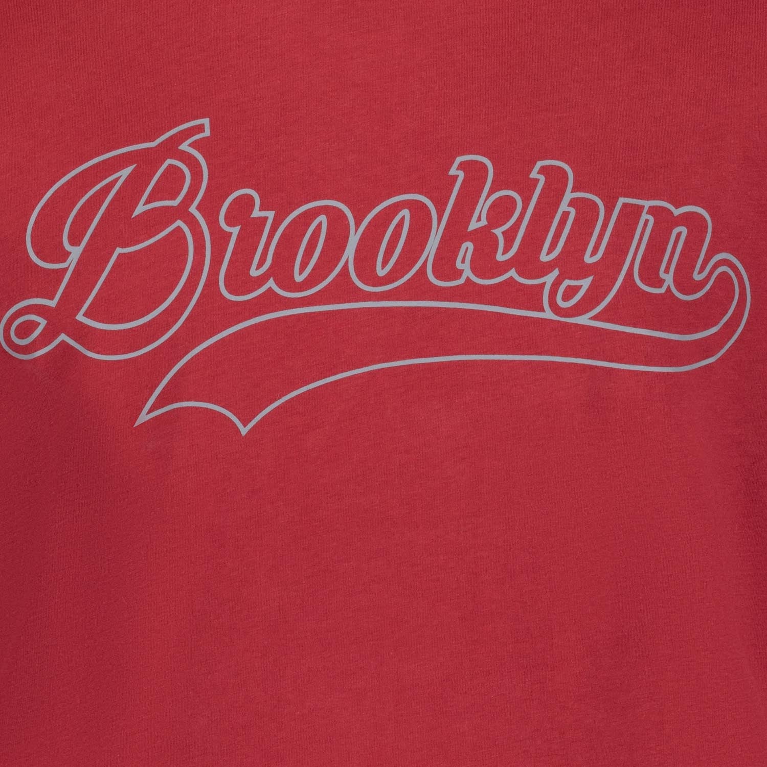 Detailansicht ADAMO Herren T-Shirt in Weinrot mit großem Print. 