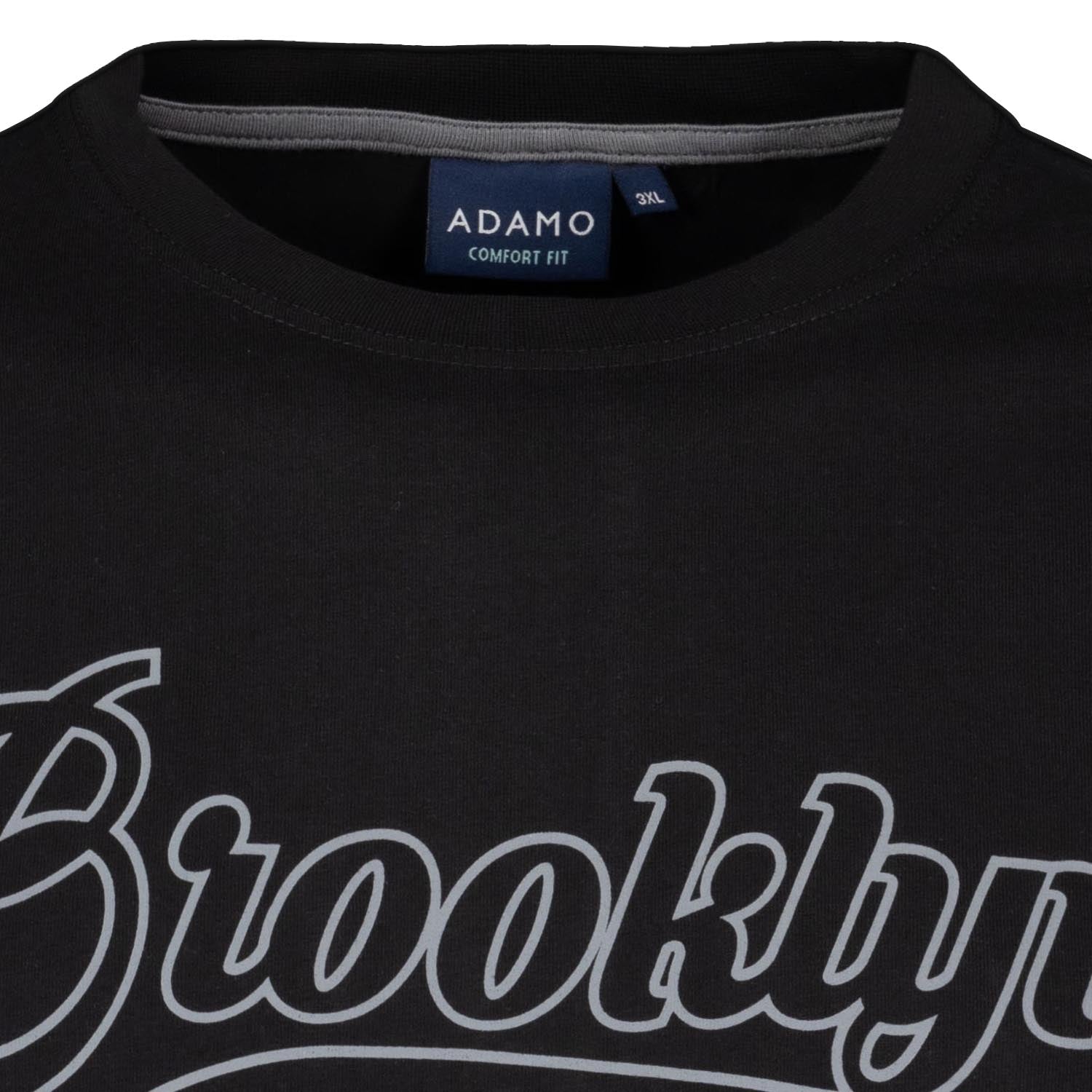 Detailansicht ADAMO Herren T-Shirt in Schwarz mit großem Print. 