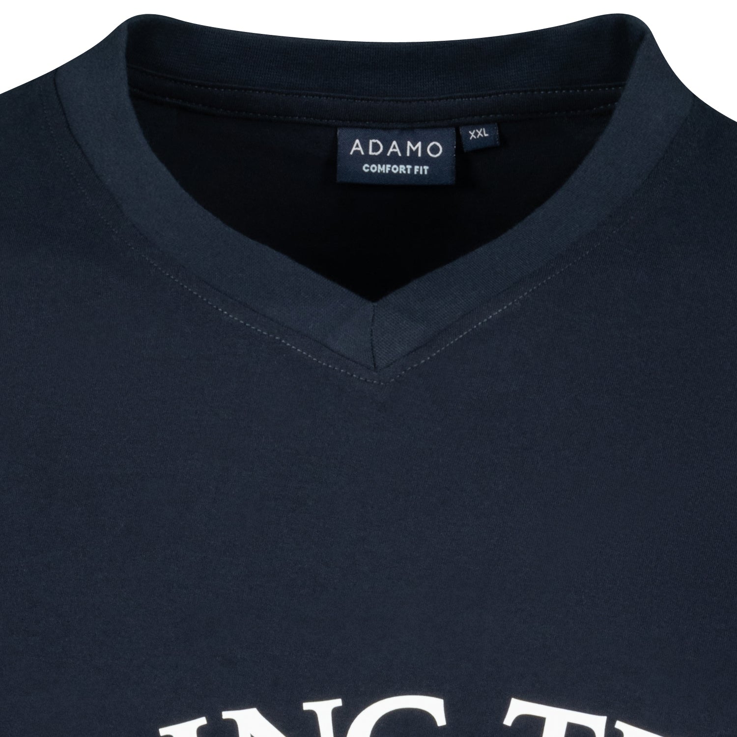 Detailansicht ADAMO Herren T-Shirt COMFORT FIT mit V-Ausschnitt in Navy mit großem Print. 