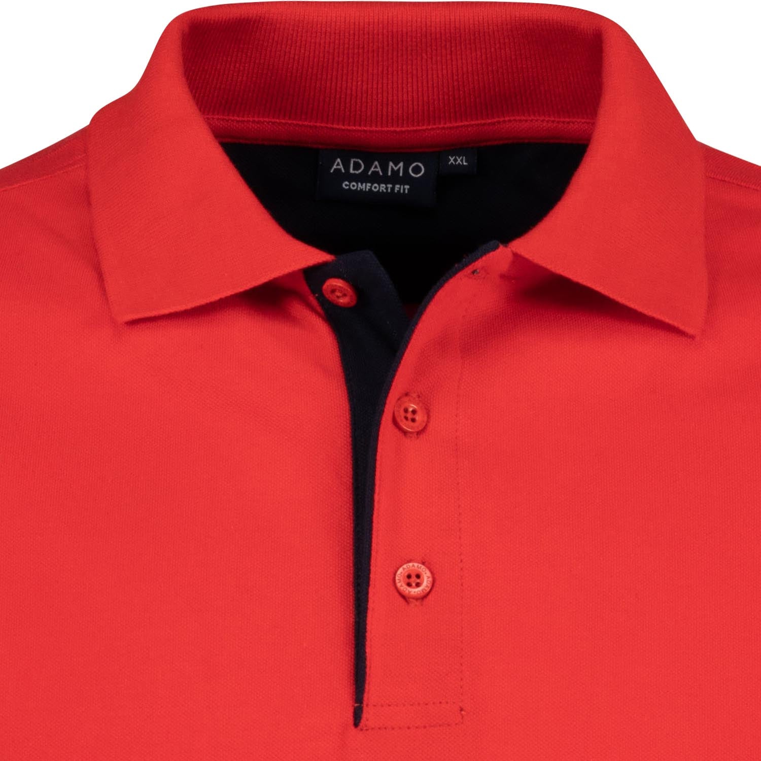 Detailansicht Polokragen und Knopfleiste des Übergrößen Pique Poloshirts COMFORT FIT in Rot, Serie PAUL von ADAMO, bis 12XL.