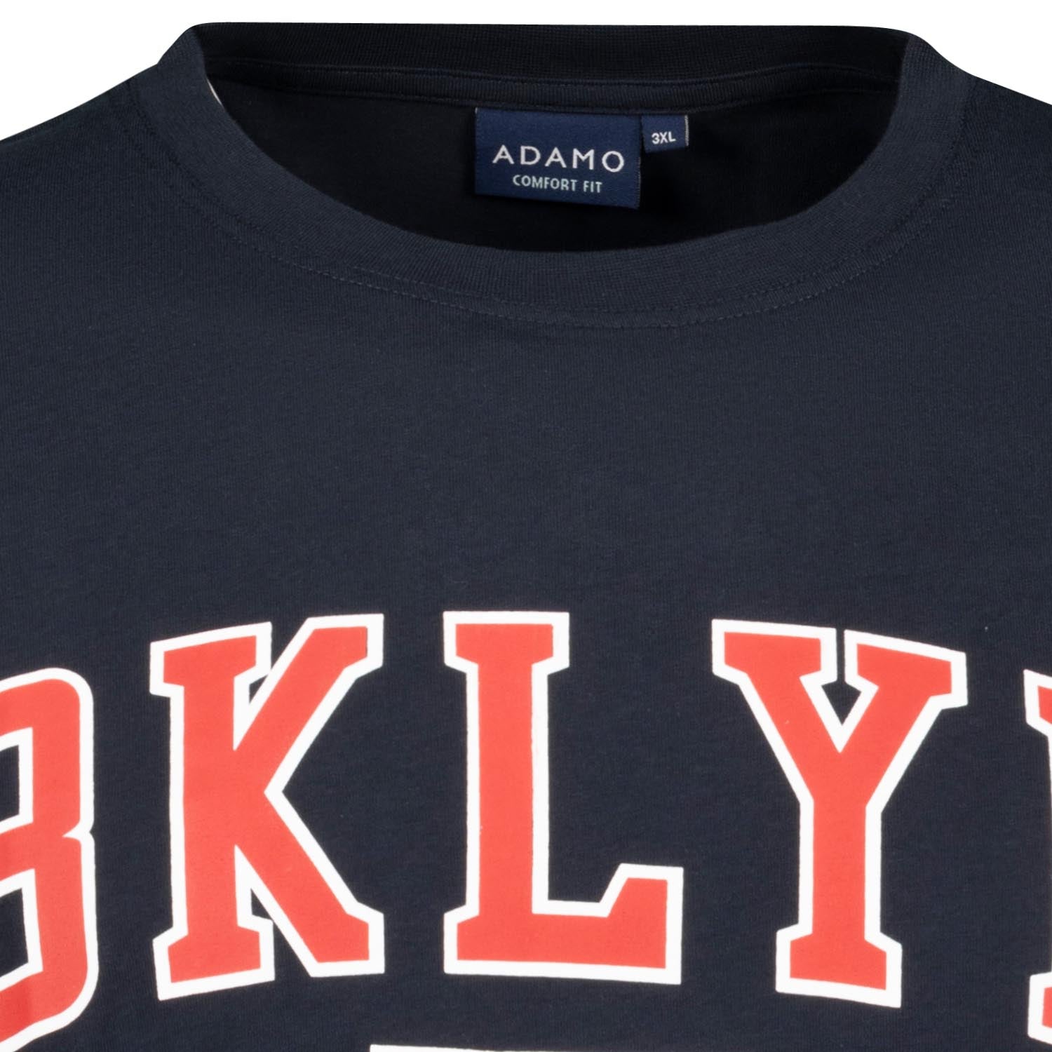 Detailansicht ADAMO Herren Kurzarmshirt in Navy mit Rundhalsausschnitt und großem Print.