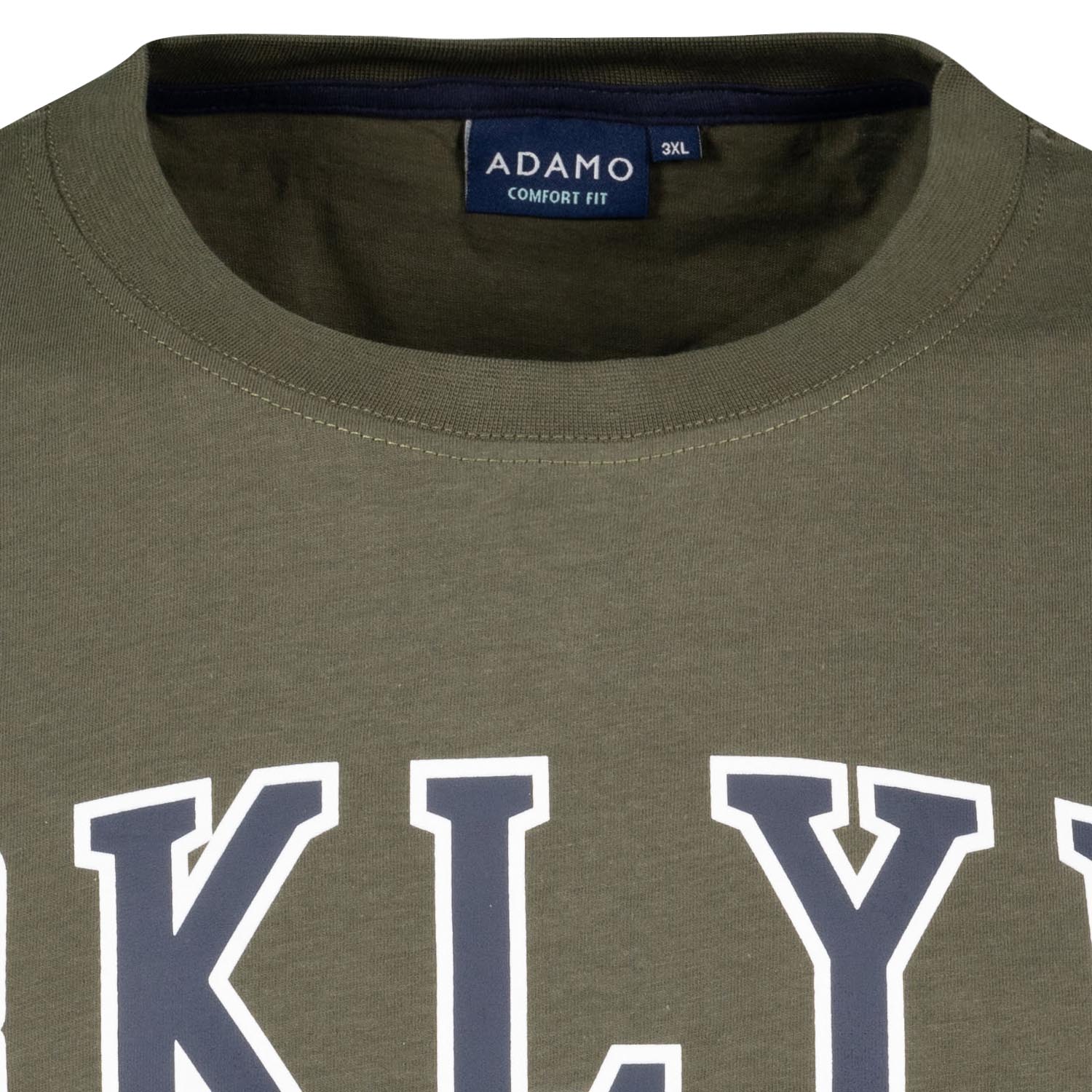 Detailansicht ADAMO Herren Kurzarmshirt in Oliv mit Rundhalsausschnitt und großem Print.
