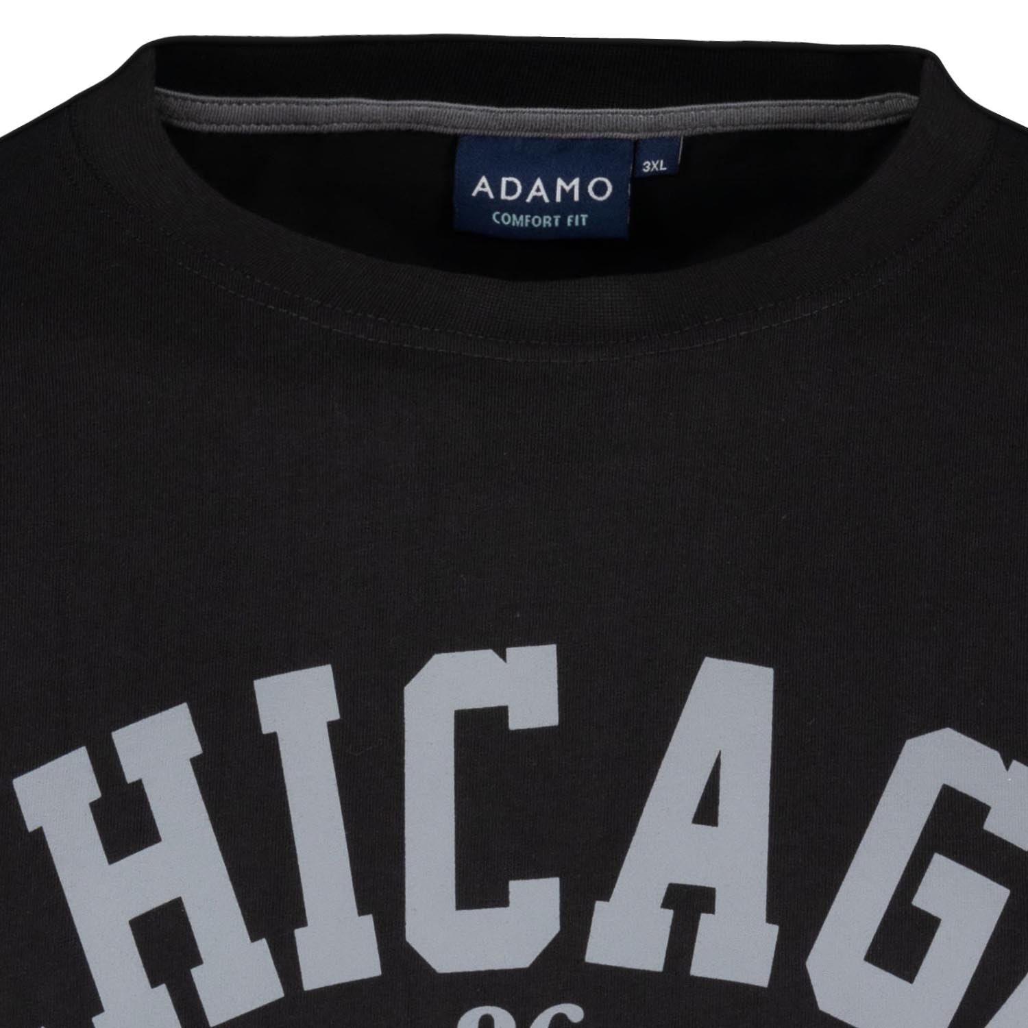 Detailansicht ADAMO Herren Kurzarmshirt in Schwarz mit Rundhalsausschnitt und großem Print.